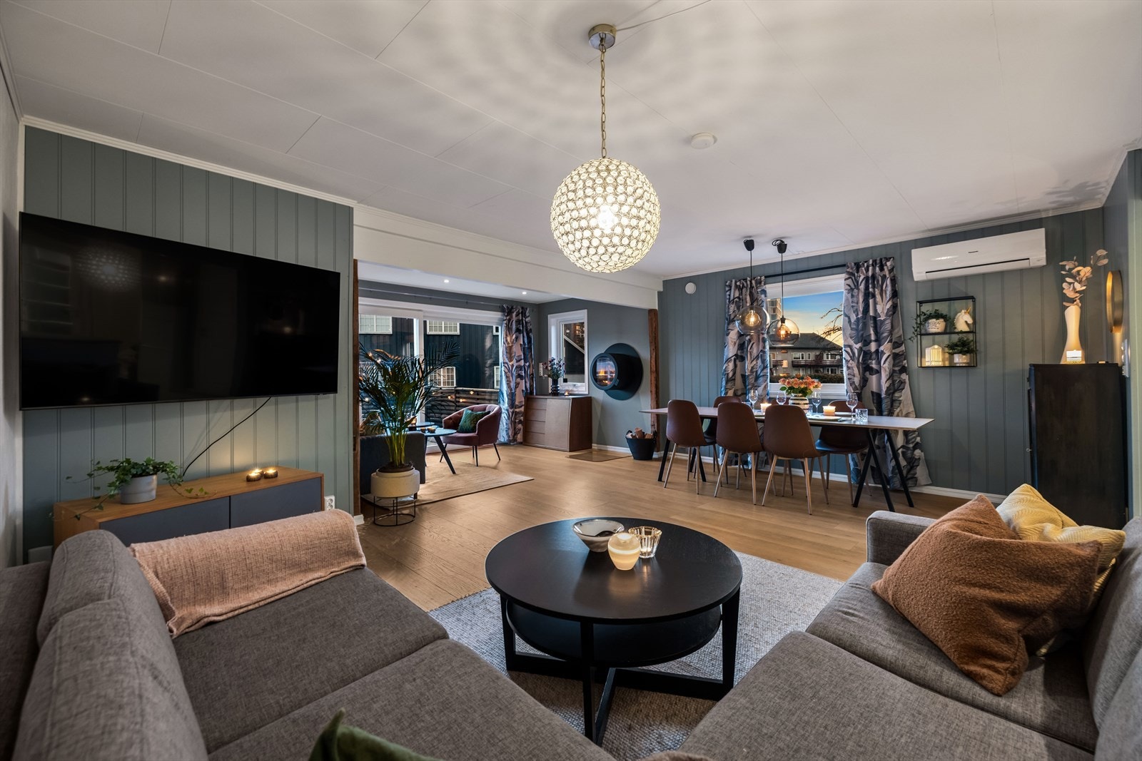 Stuen ble utvidet i 2022 og det er plass til sofagruppe og spisebord i egne, definerte soner. Galleribilde