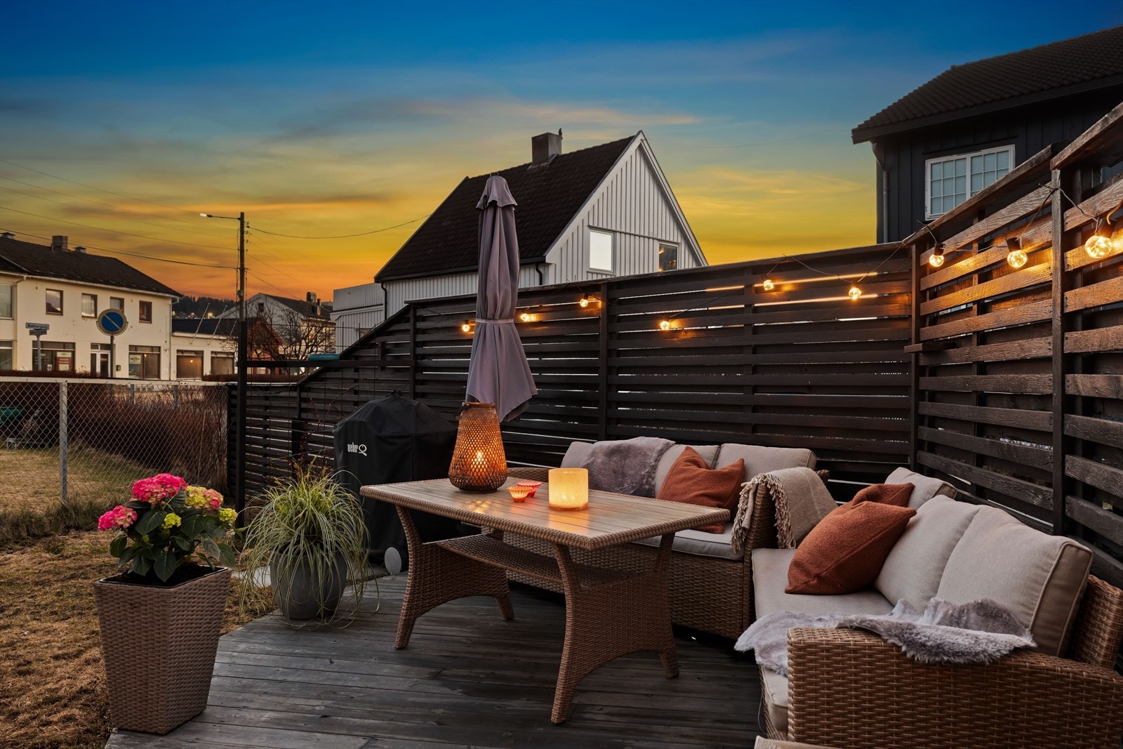 Inngjerdet og skjermet terrasse og hagedel i front av huset. Galleribilde
