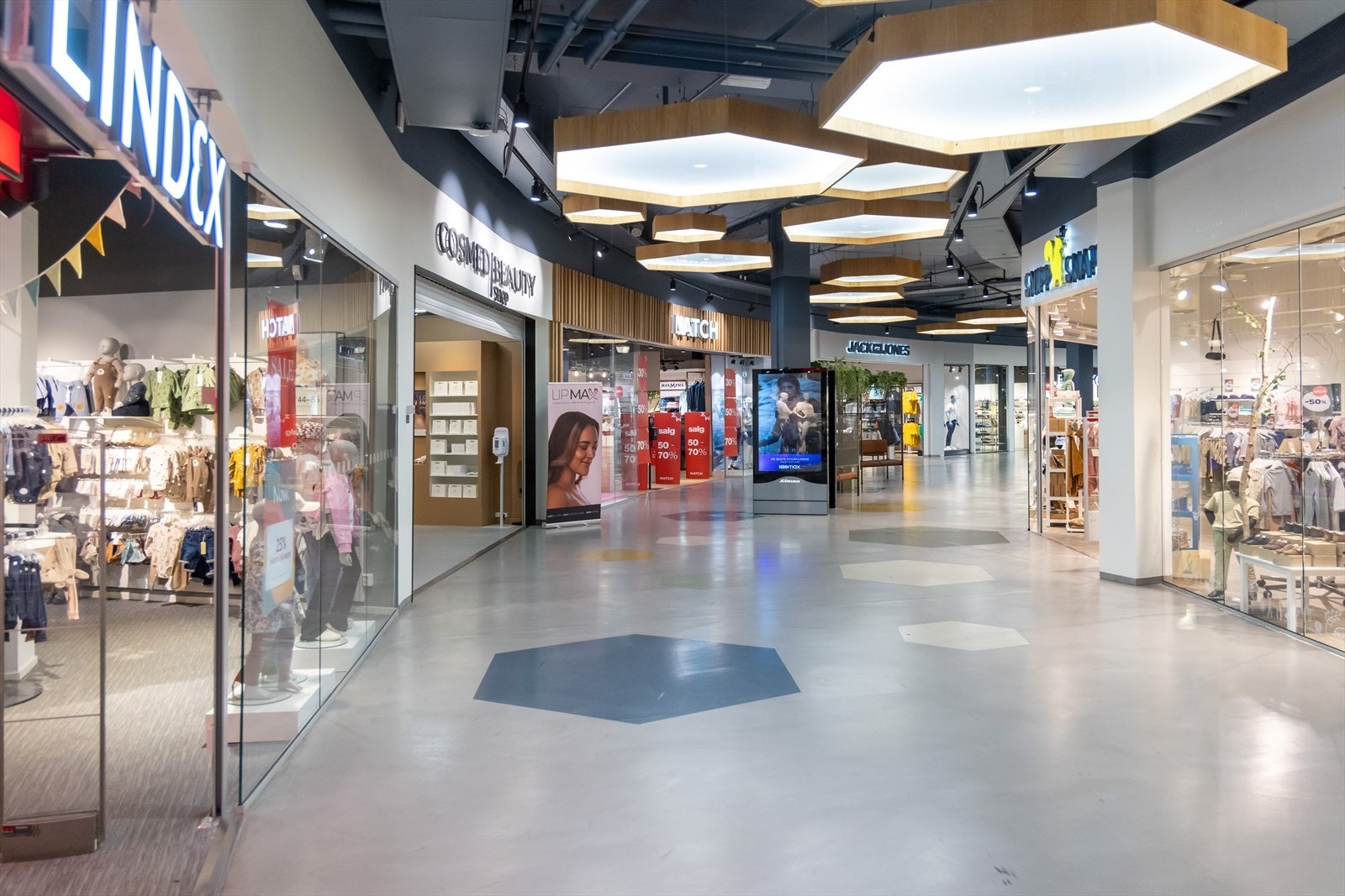 Lillestrøm Torv med ca. 60 butikker og spisesteder under samme tak, midt i hjertet av Lillestrøm by. Galleribilde