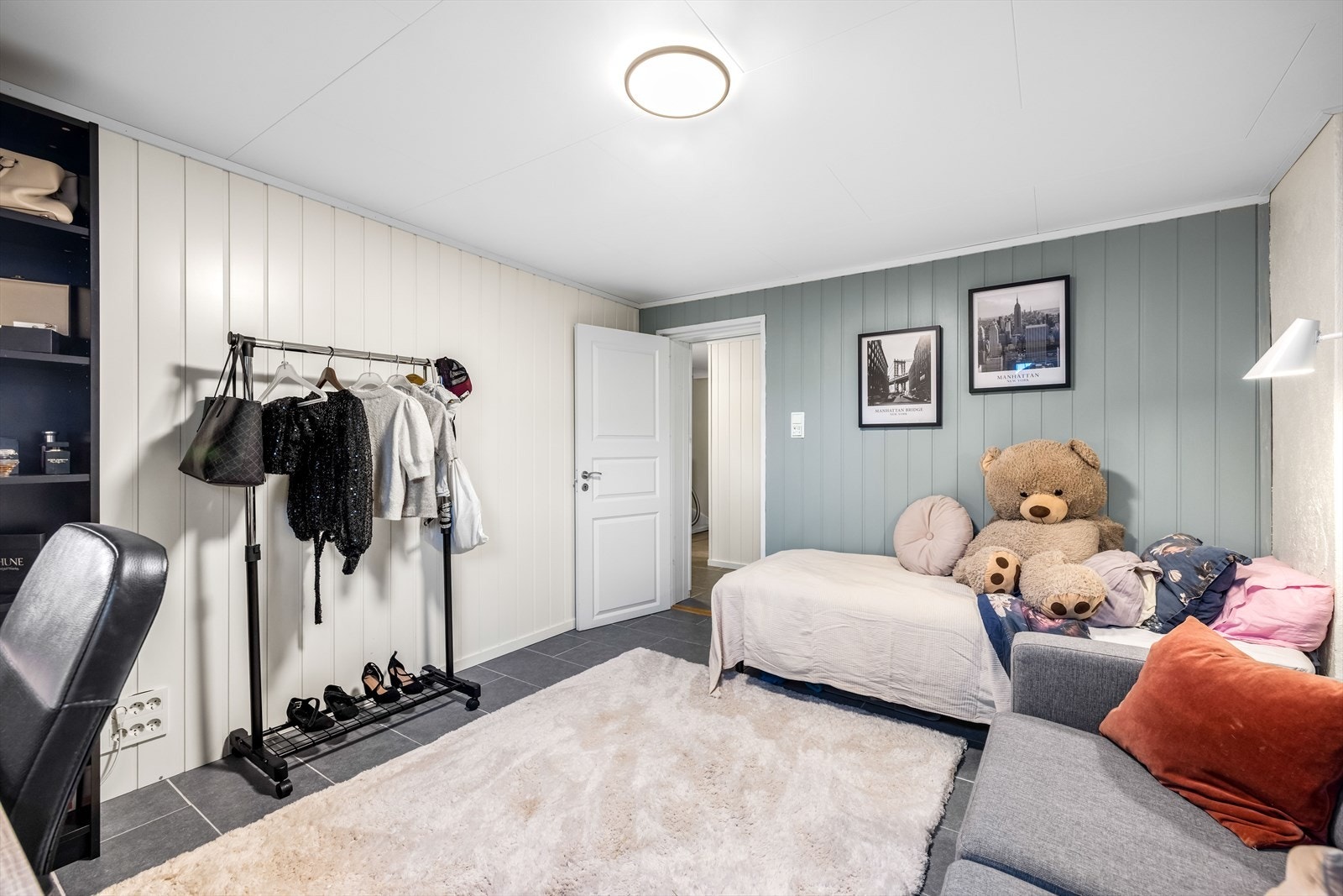 Det gjøres oppmerksom på at rom benyttet som soverom i kjeller, er godkjent som kjellerstue. Galleribilde