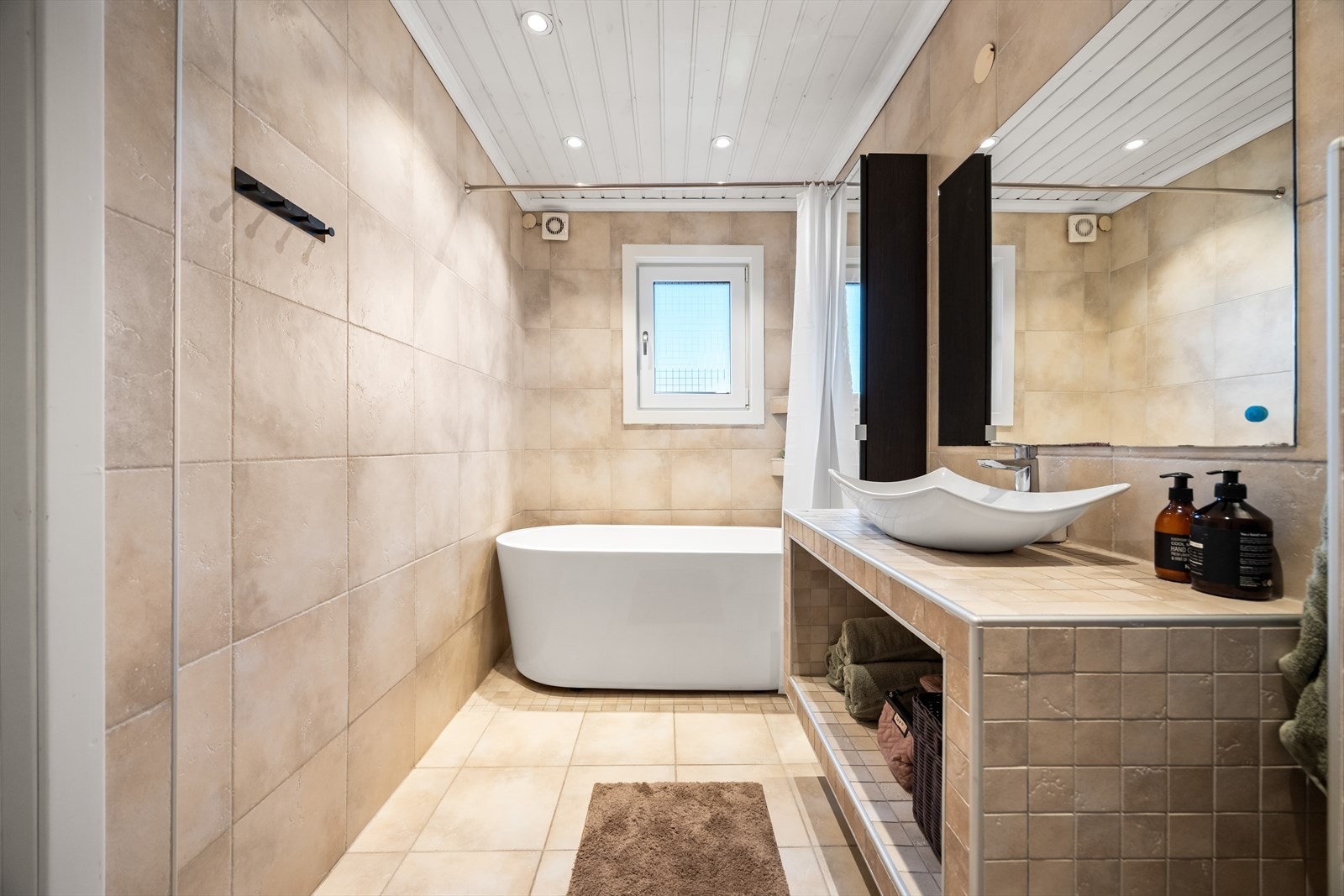 Badet i 2. etasje er fra 2009 og har flislagt gulv med varmekabler. Galleribilde