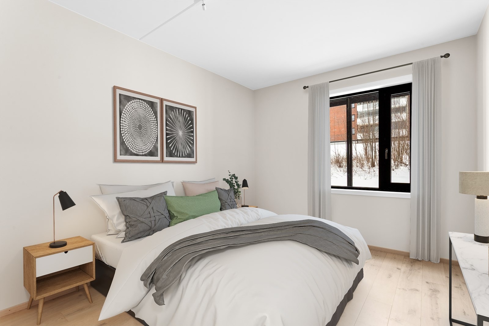 Soverom 1 - Luftig soverom med plass til dobbelseng og garderobeskap. Galleribilde
