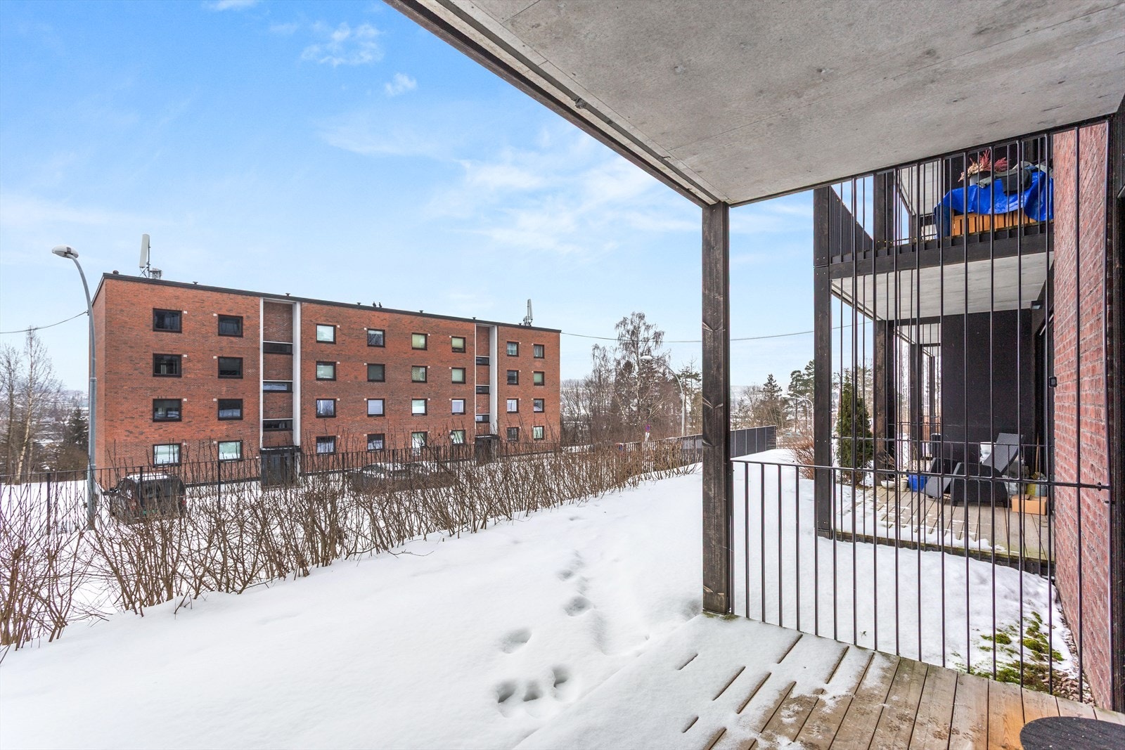 Utgang fra stue til en hyggelig nordvestvendt terrasse på ca. 8 m² med utsikt og gode solforhold. Her er det tregulv og god plass til utemøbler. Galleribilde