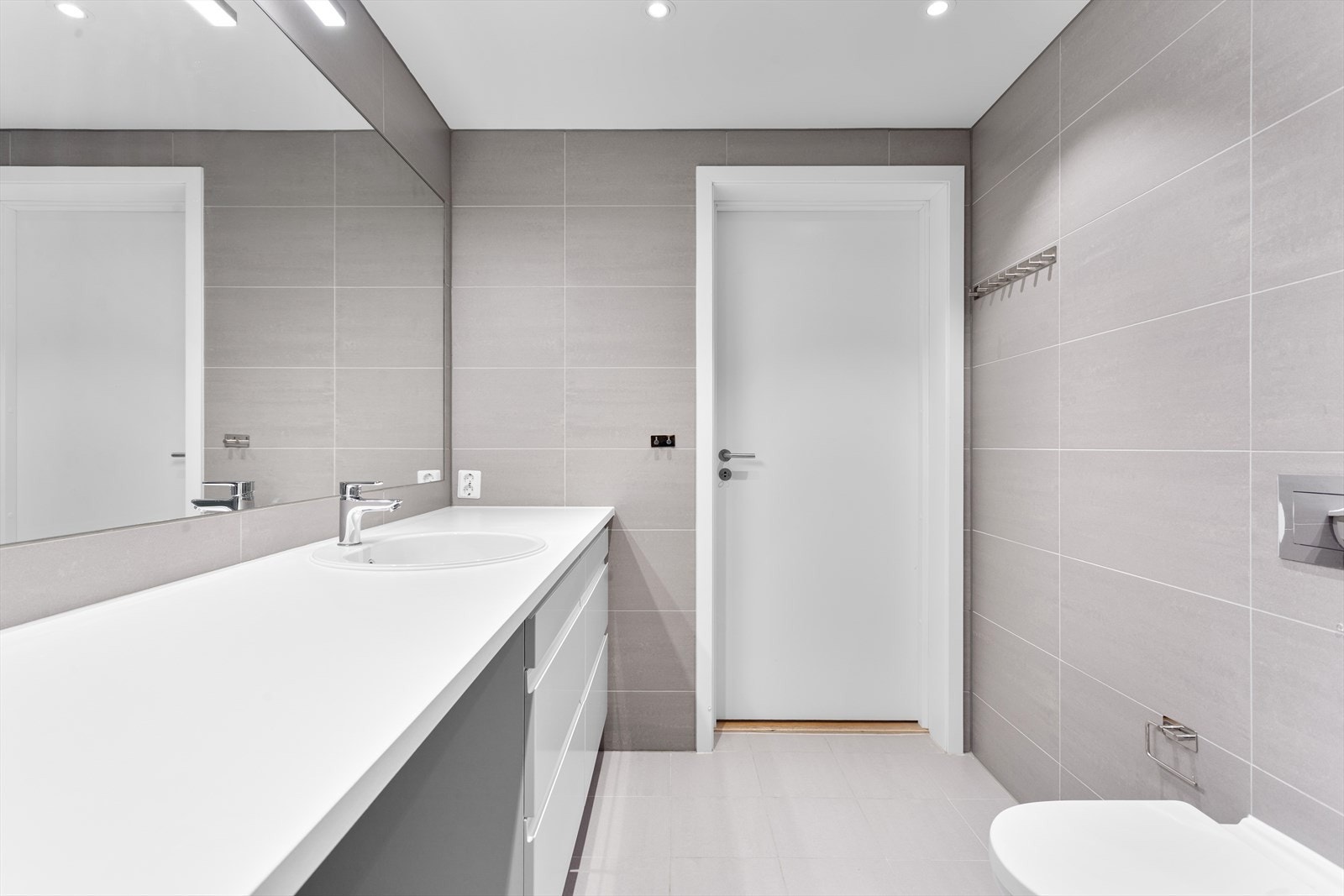 Moderne flislagt bad fra byggeår 2020. Badet har elektriske varmekabler og opplegg til vaskemaskin. Galleribilde