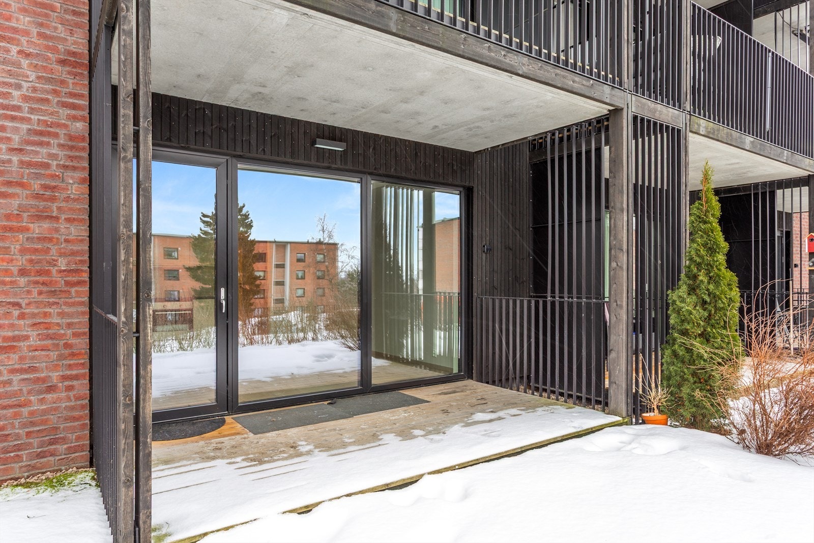 Nordvestvendt terrasse på ca. 8 m² med utsikt og gode solforhold. Galleribilde