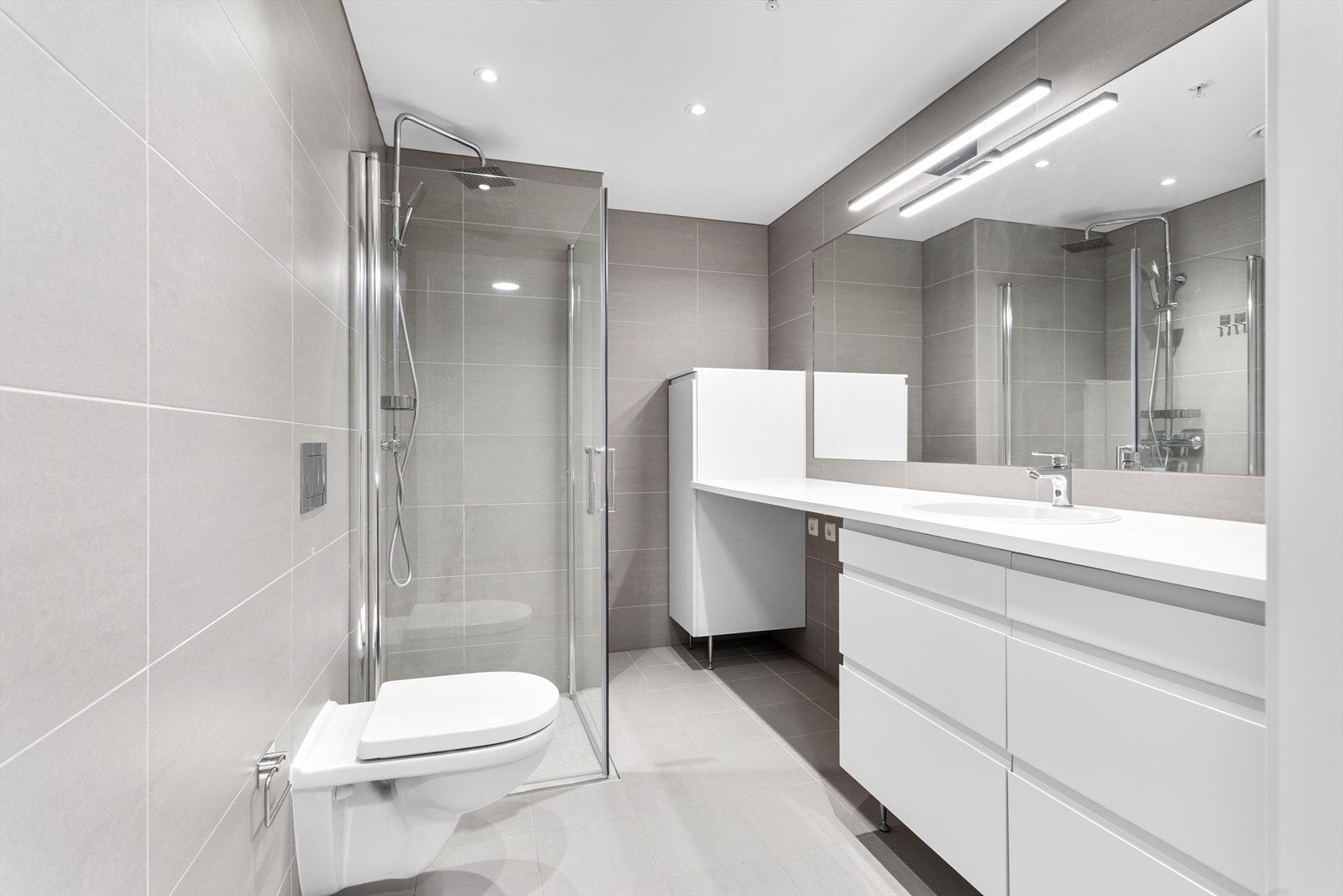 Moderne flislagt bad fra byggeår 2020. Badet har elektriske varmekabler og opplegg til vaskemaskin. Galleribilde