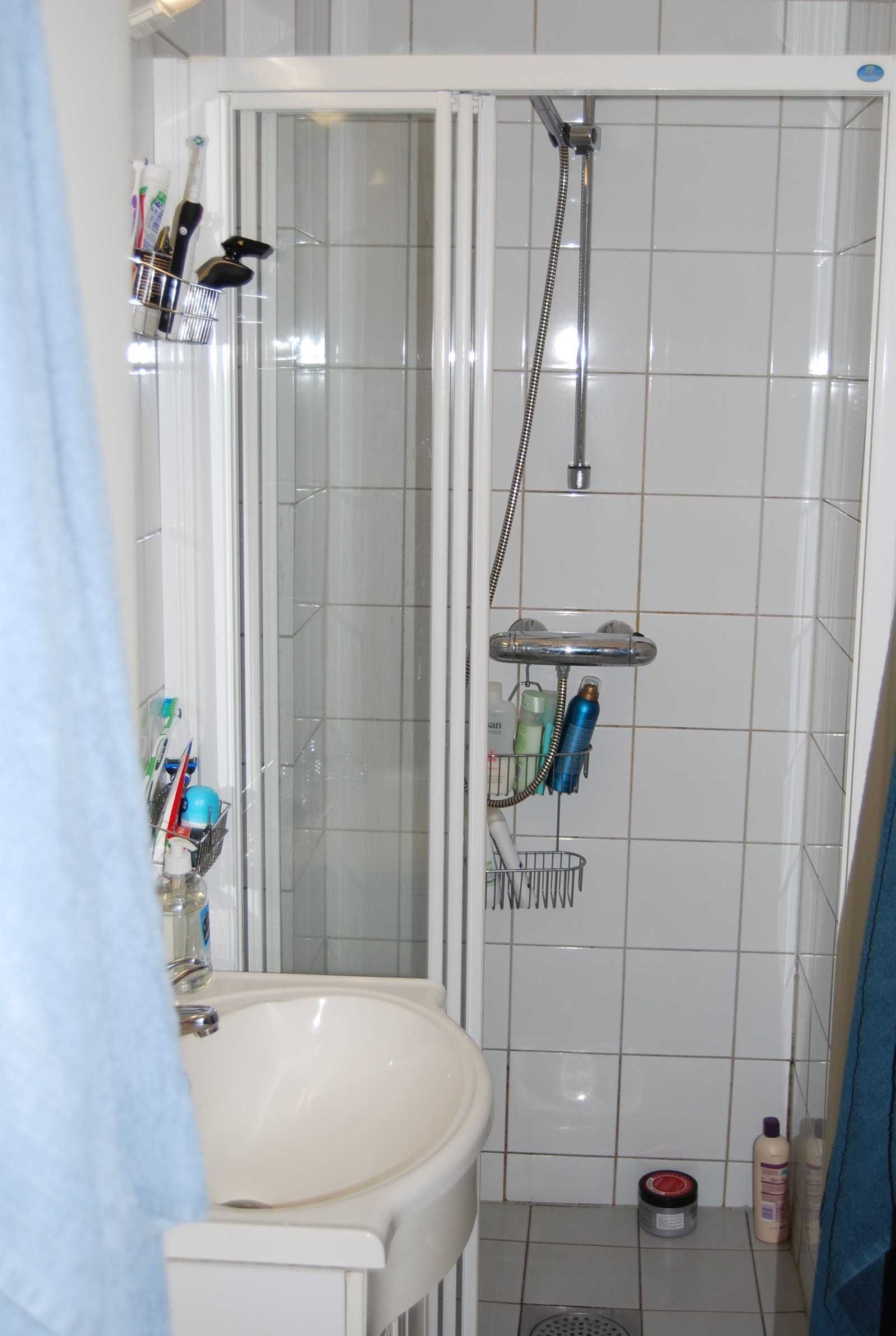 Flislagt bad med servantskap og dusjnisje Galleribilde