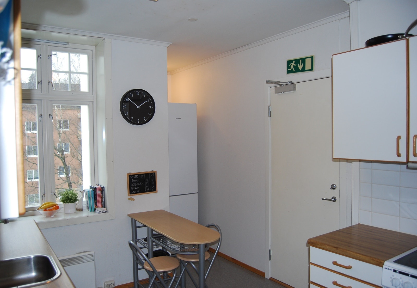 Det er plass til en liten spisekrok på kjøkkenet Galleribilde