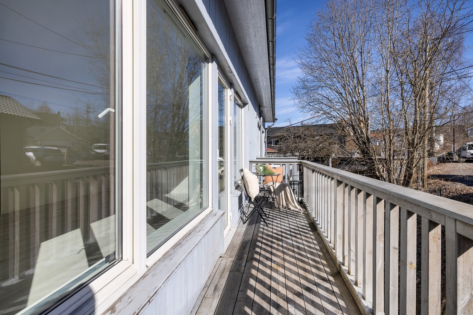 På varme sommerdager fungerer uteplassen som en flott forlengelse av stuen. Galleribilde