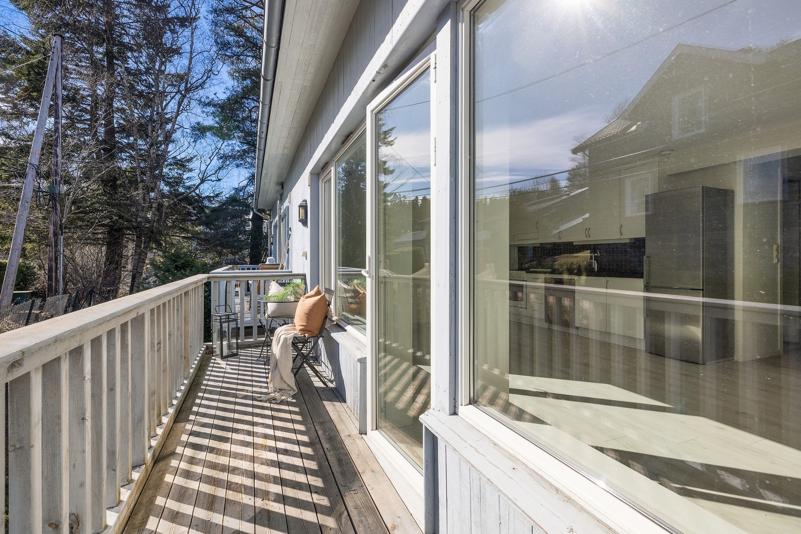Balkongen ligger sydvendt, og byr på fine solforhold, sommerstid. Galleribilde