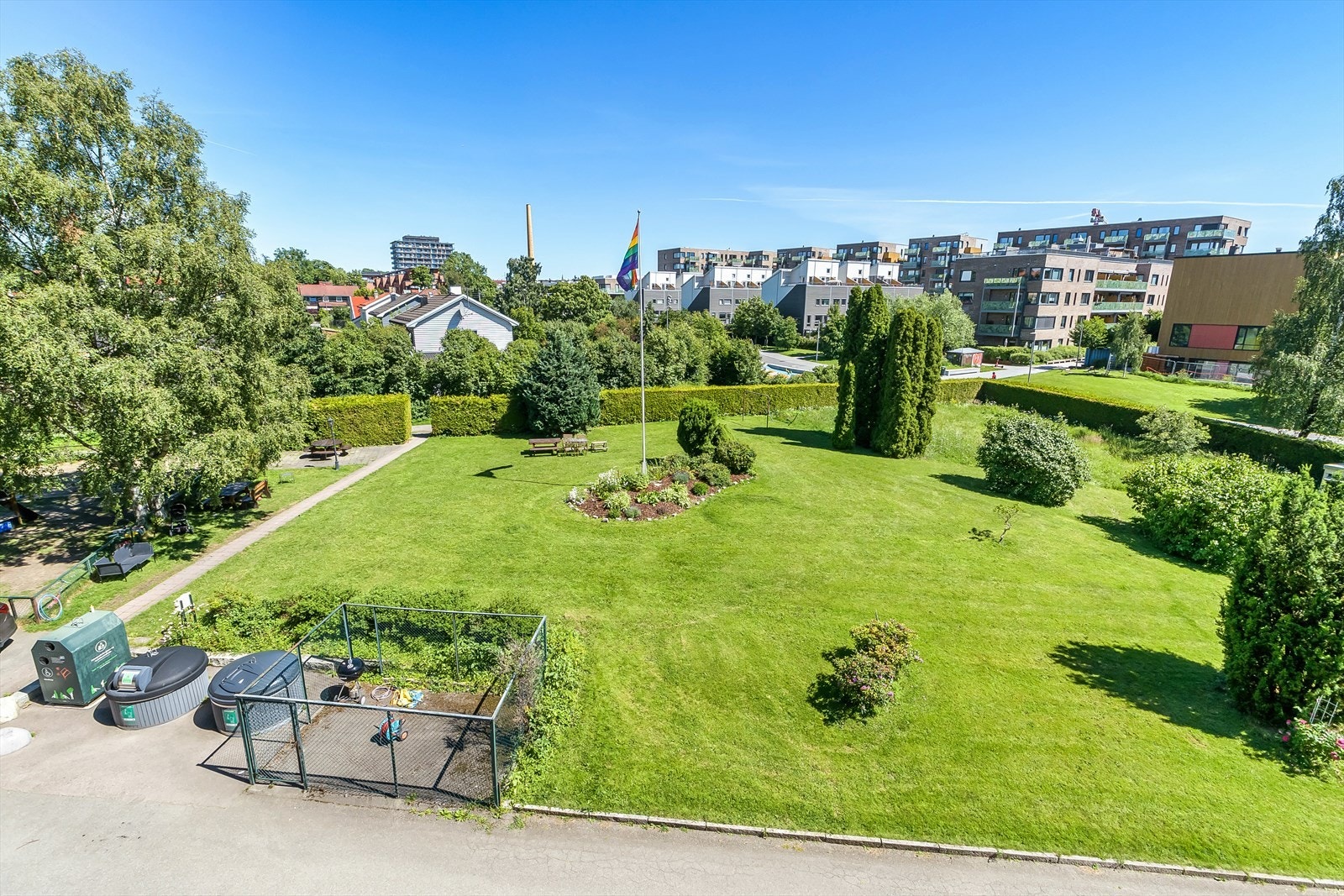 Også fra kjøkkenet har du fritt utsyn mot nydelige parkmessige fellesarealer Galleribilde
