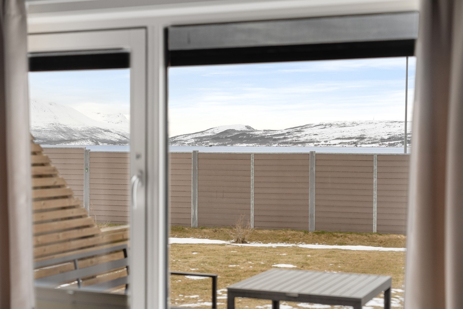 Fra stua har du direkte utgang til terrassen.