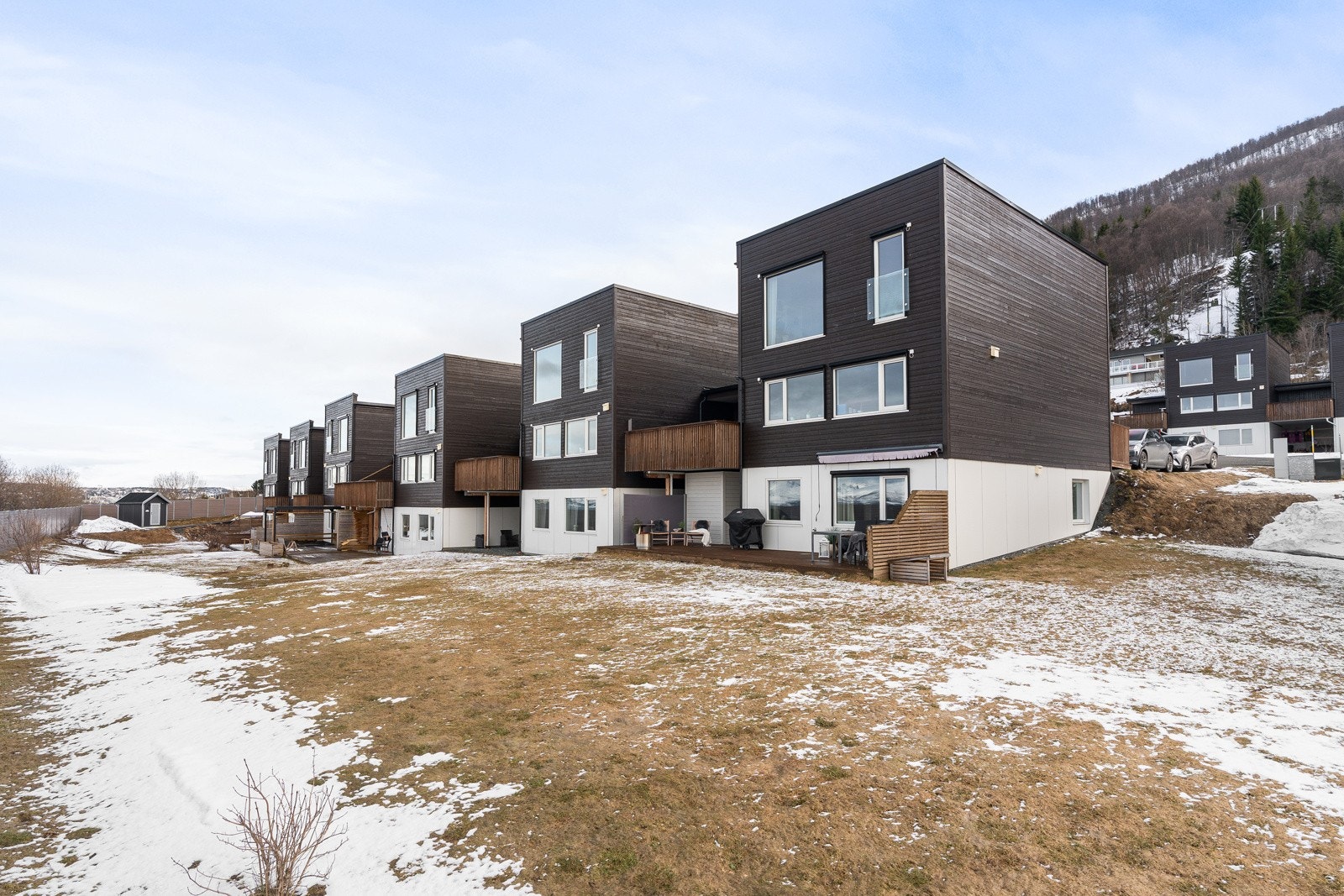 Boligen ligger i et rolig og familievennlig område på Kaldslett med kort vei til turområder, skole, barnehage og gode bussforbindelser til Tromsø sentrum.