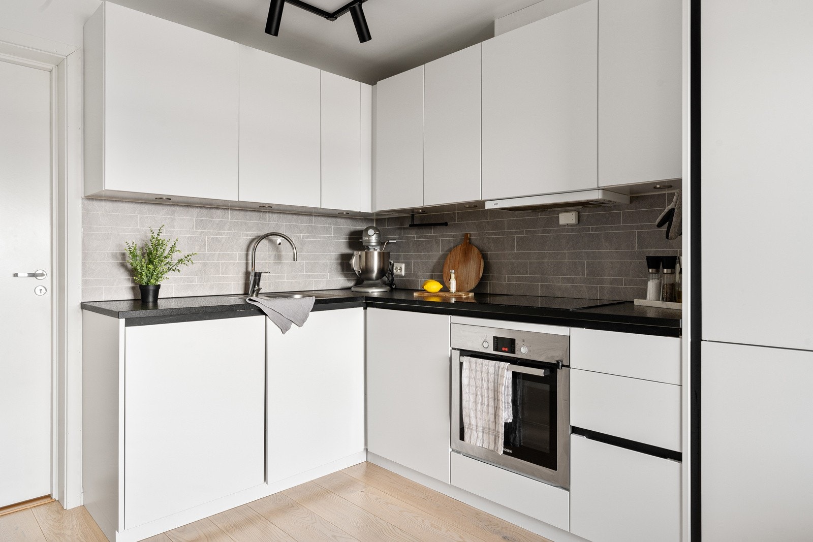 Pent og funksjonelt kjøkken med integrerte hvitevarer, rikelig skapplass og gode arbeidsflater.