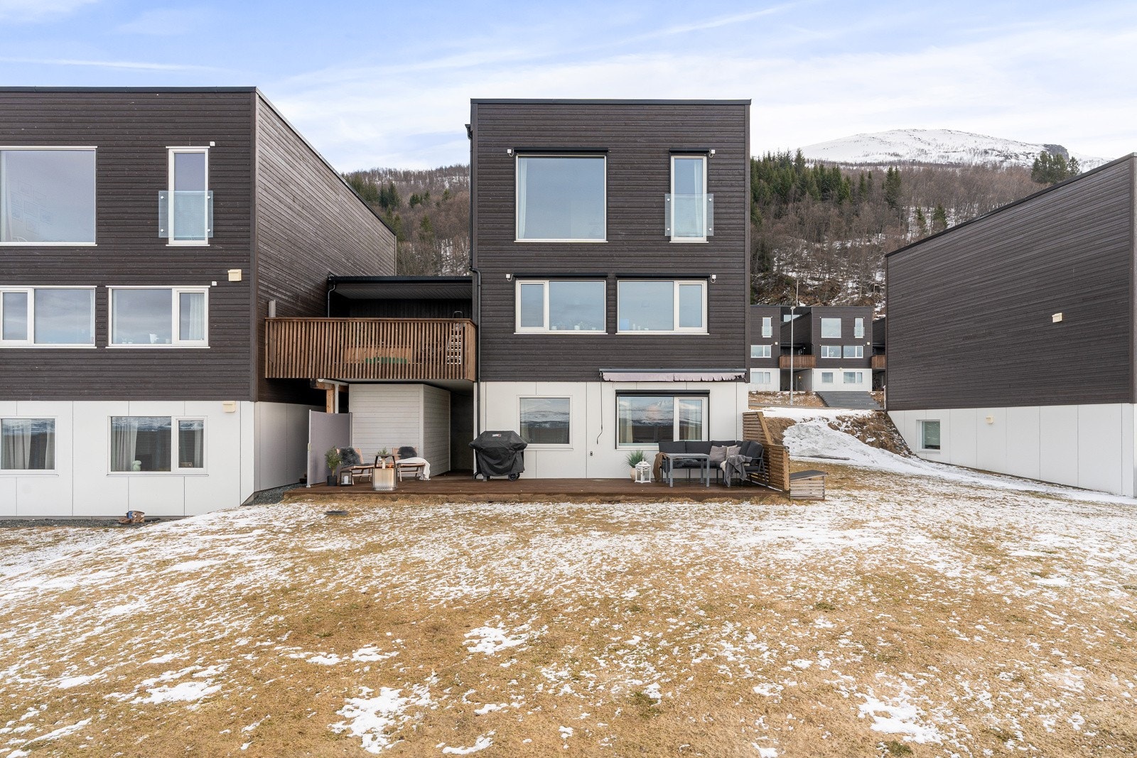 Rolig og familievennlig beliggenhet med fine uteområder.