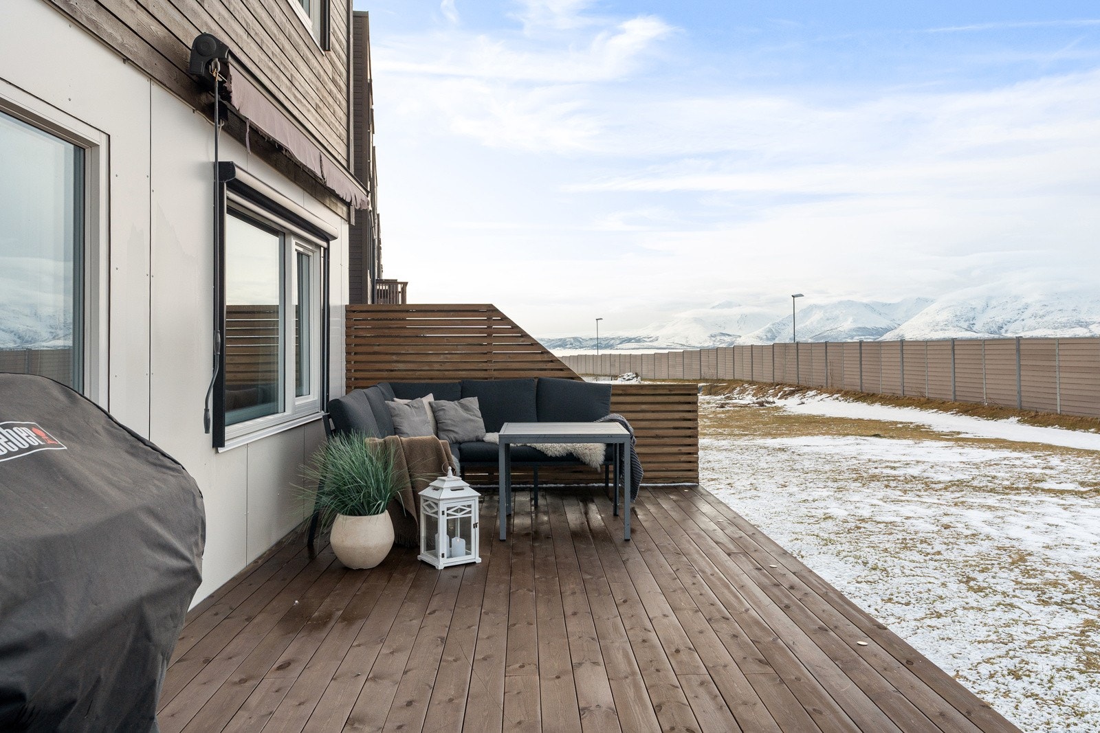 Herlig terrasse med god plass til utemøblement - En naturlig forlengelse av stua på varme dager.