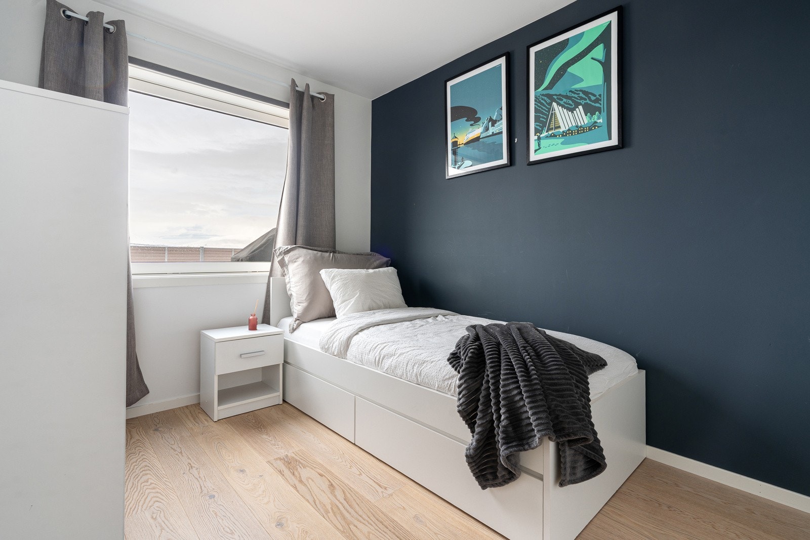 Soverom 2 egner seg utmerket som barnerom, gjesteværelse eller hjemmekontor.