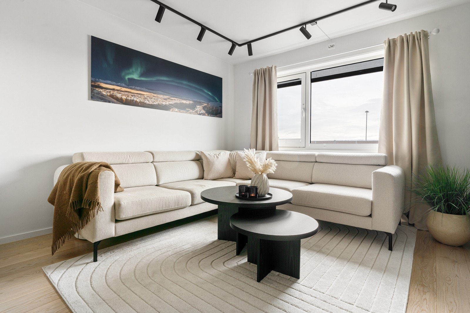 I stua har du god plass til en stor hjørnesofa med tilhørende bord.