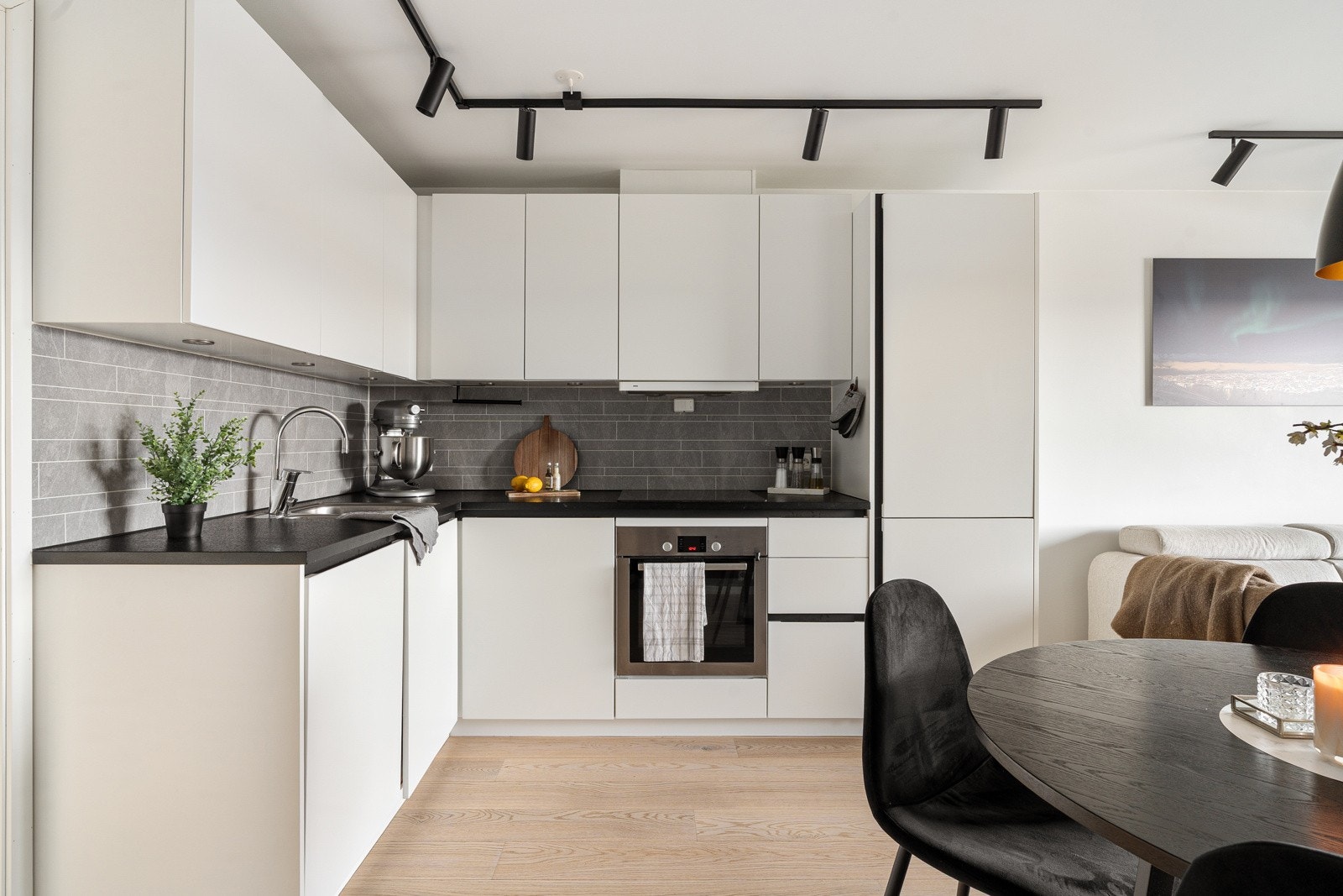 Stua er lys og innbydende med åpen løsning mot kjøkken med god plass til både sofa- og spisegruppe.