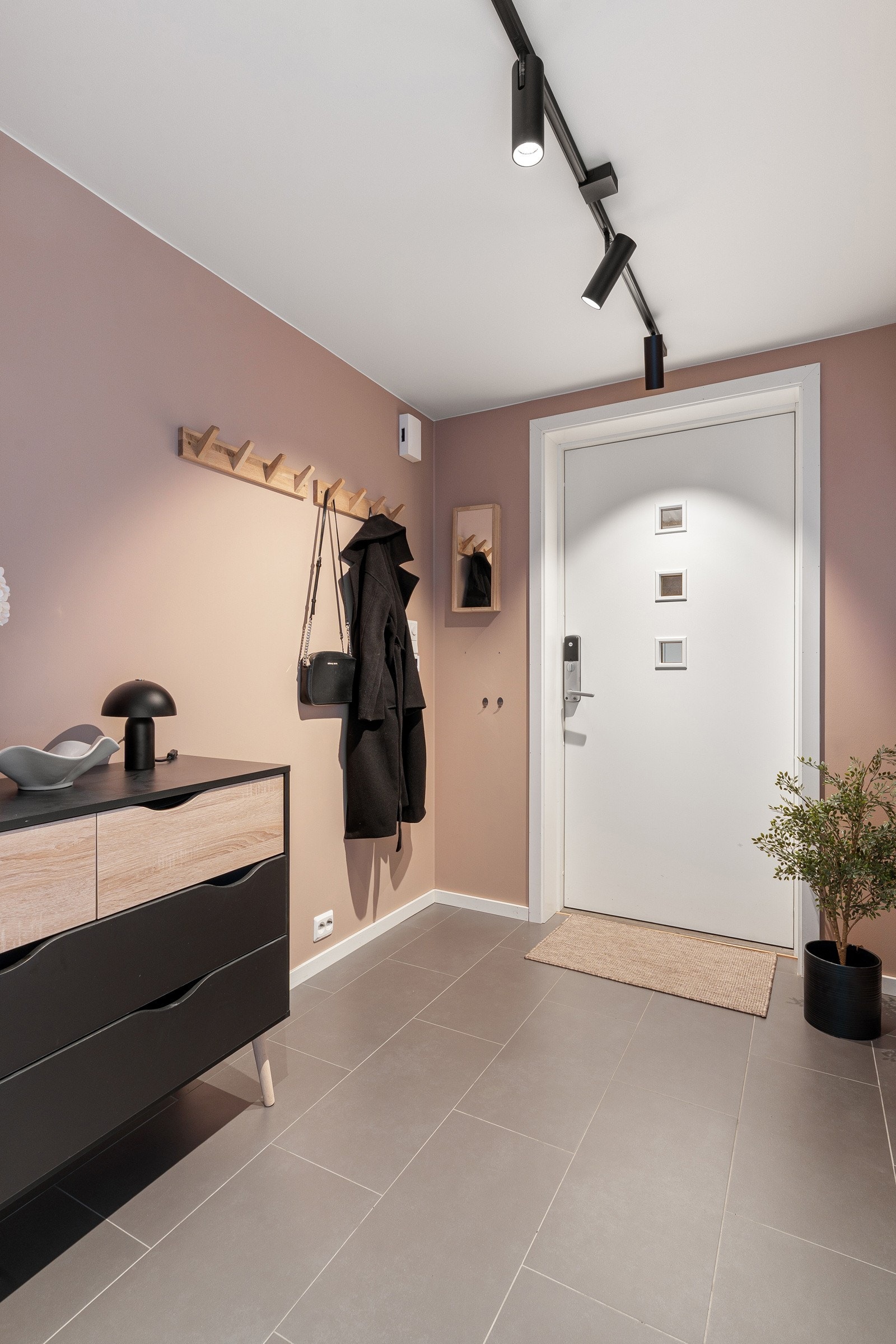 Velkommen inn! Her ønskes du velkommen inn til en fresh og flislagt entré.