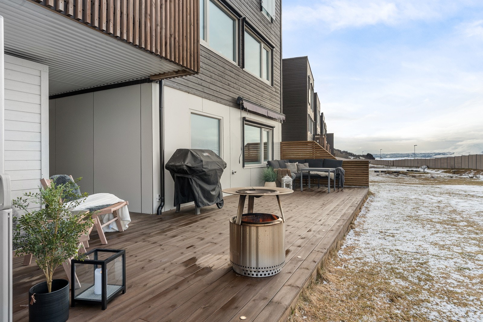 Lys og trivelig uteplass med fine solforhold og plass til både spisegruppe og loungemøbler.