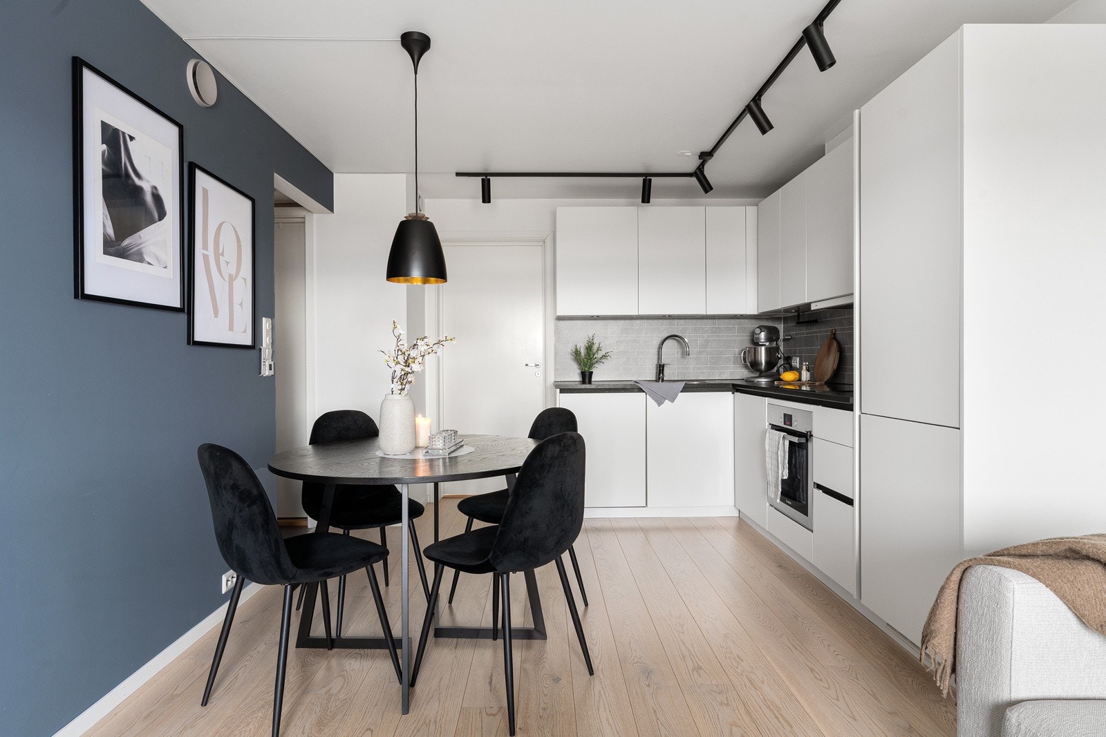 Spisestuen ligger naturlig tilknyttet kjøkkenet, og den åpne stue- og kjøkkenløsningen gir en sosial og luftig atmosfære.