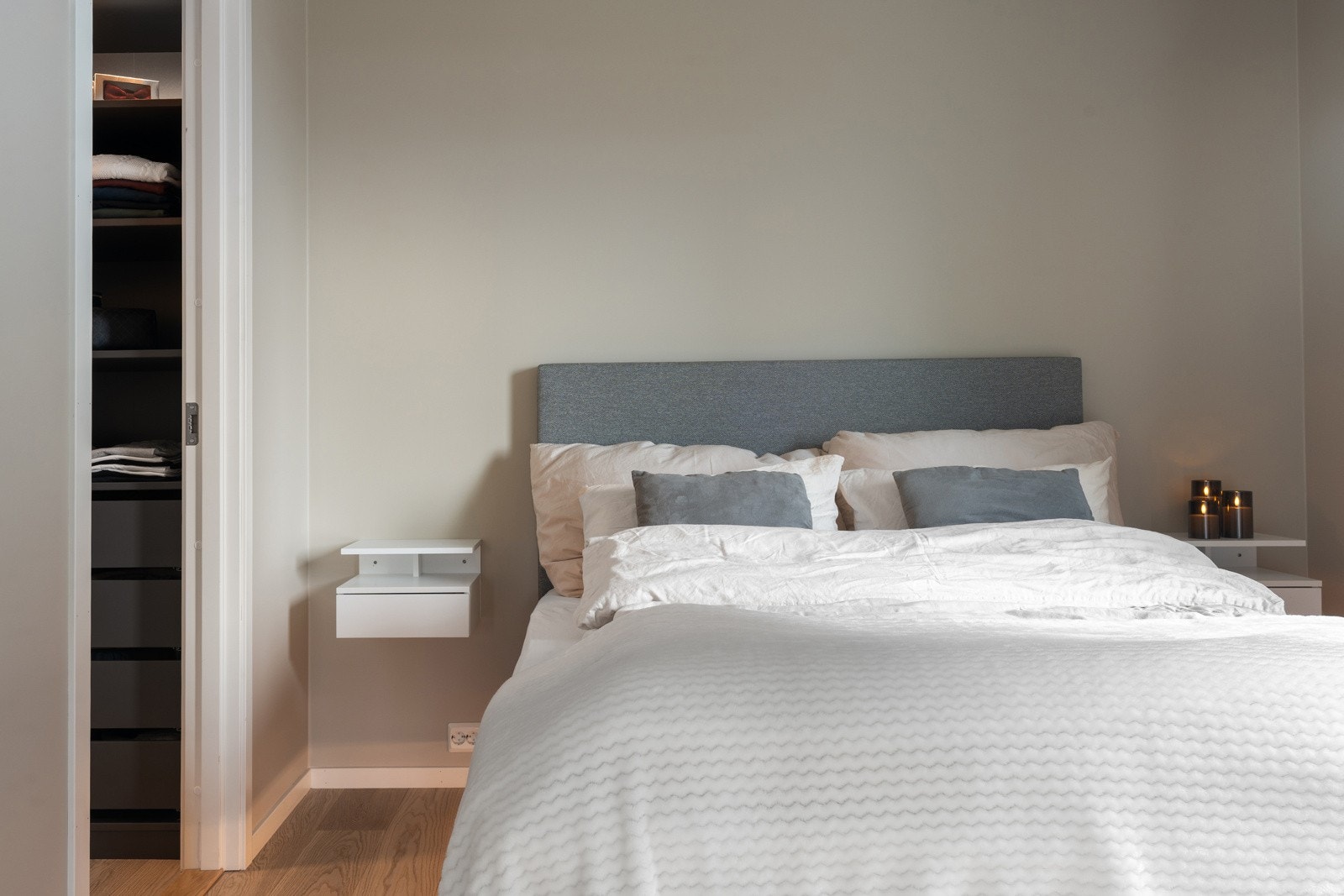 Det delikate fargevalget og walk-in garderoben gir hovedsoverommet et eksklusivt uttrykk.