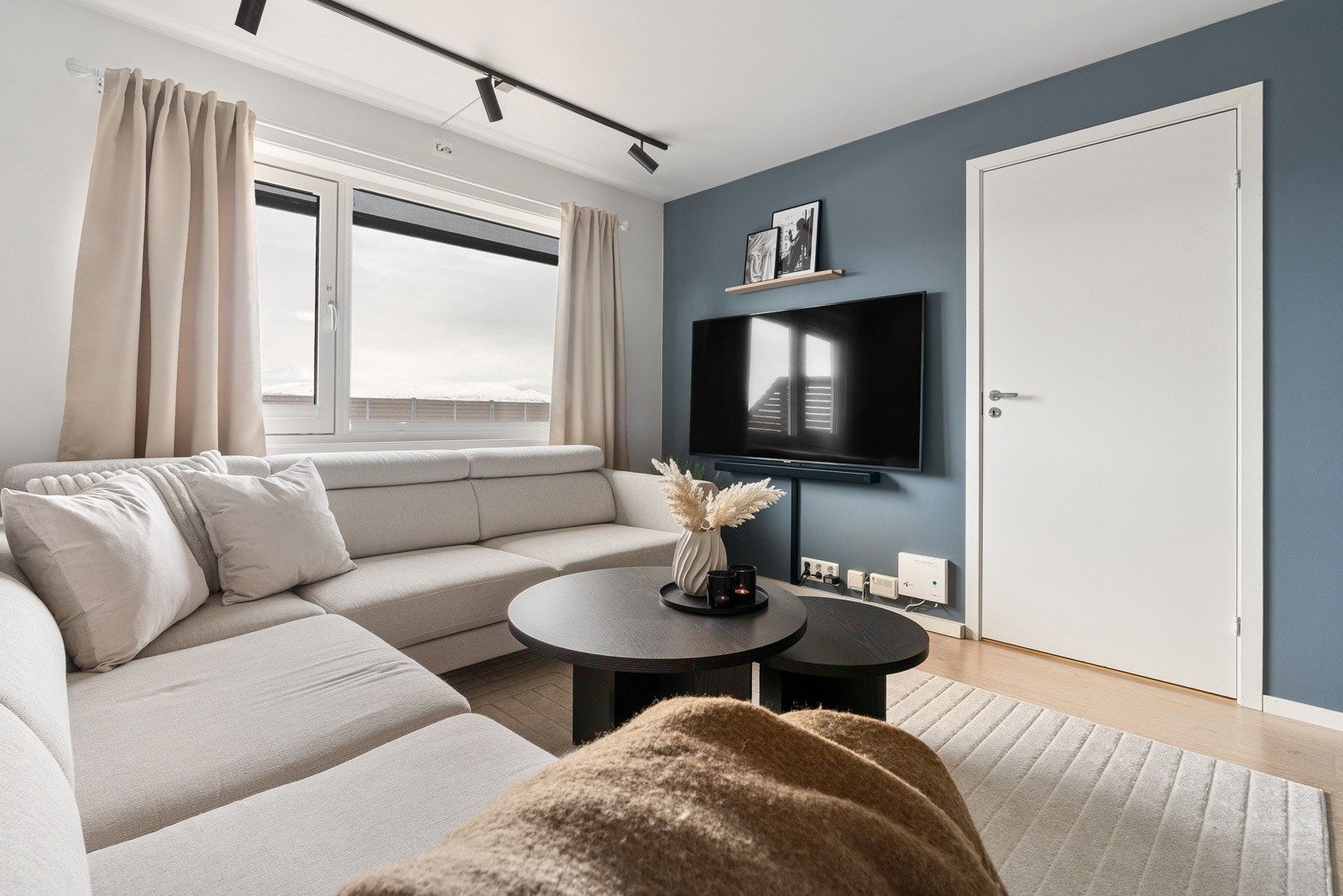 Store vindusflater sørger for godt innslipp av naturlig lys som åpner opp rommet og gir en god romfølelse.