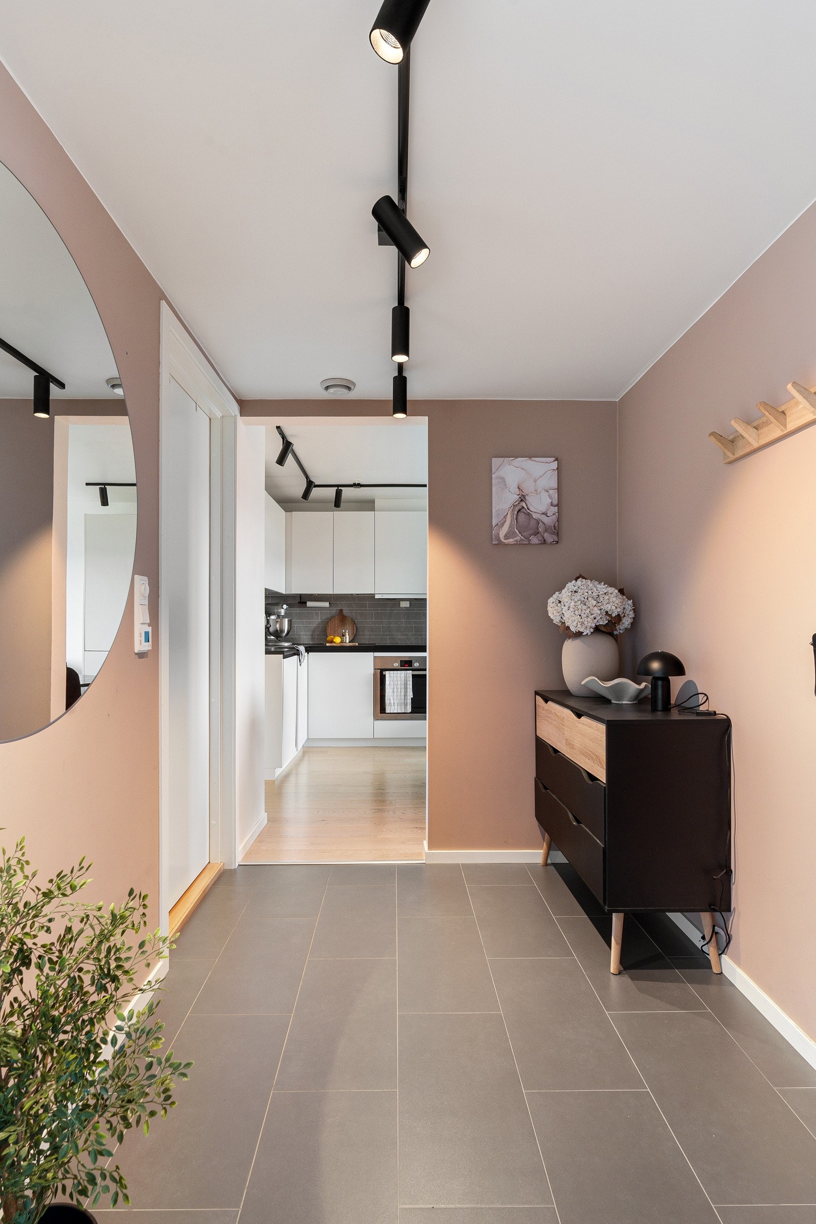 Her har du god plass til å henge av deg yttertøyet.