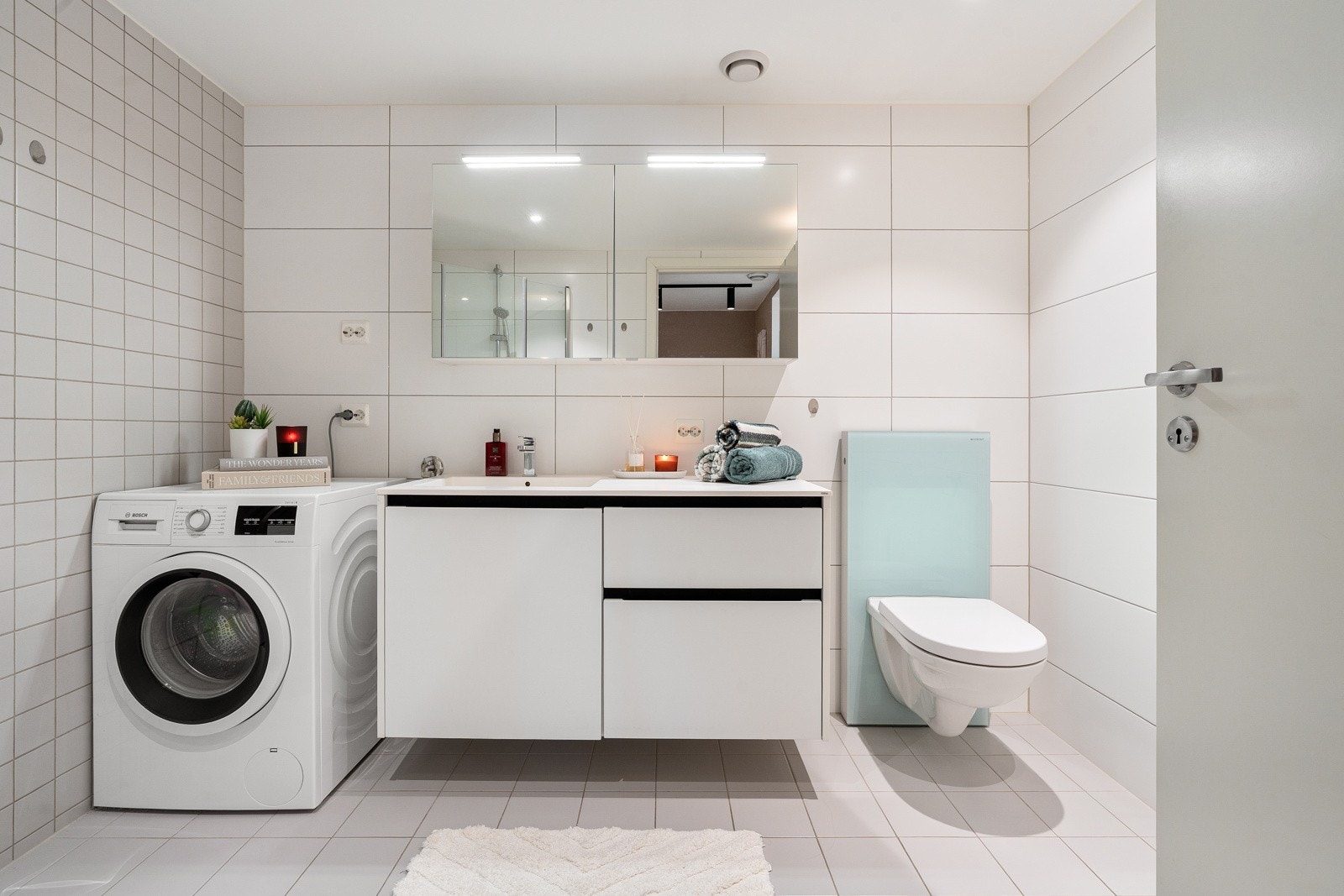 Av utstyr finnes innredning med servant, dusjvegger av glass og dusjgarnityr på vegg, samt opplegg for vaskemaskin.