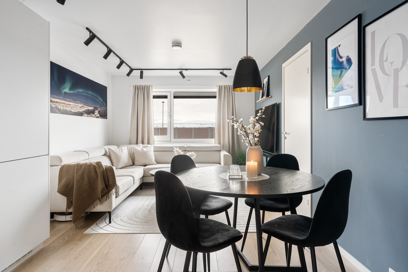 Boligen har gjennomgående god standard og har moderne og tidløse fargevalg.