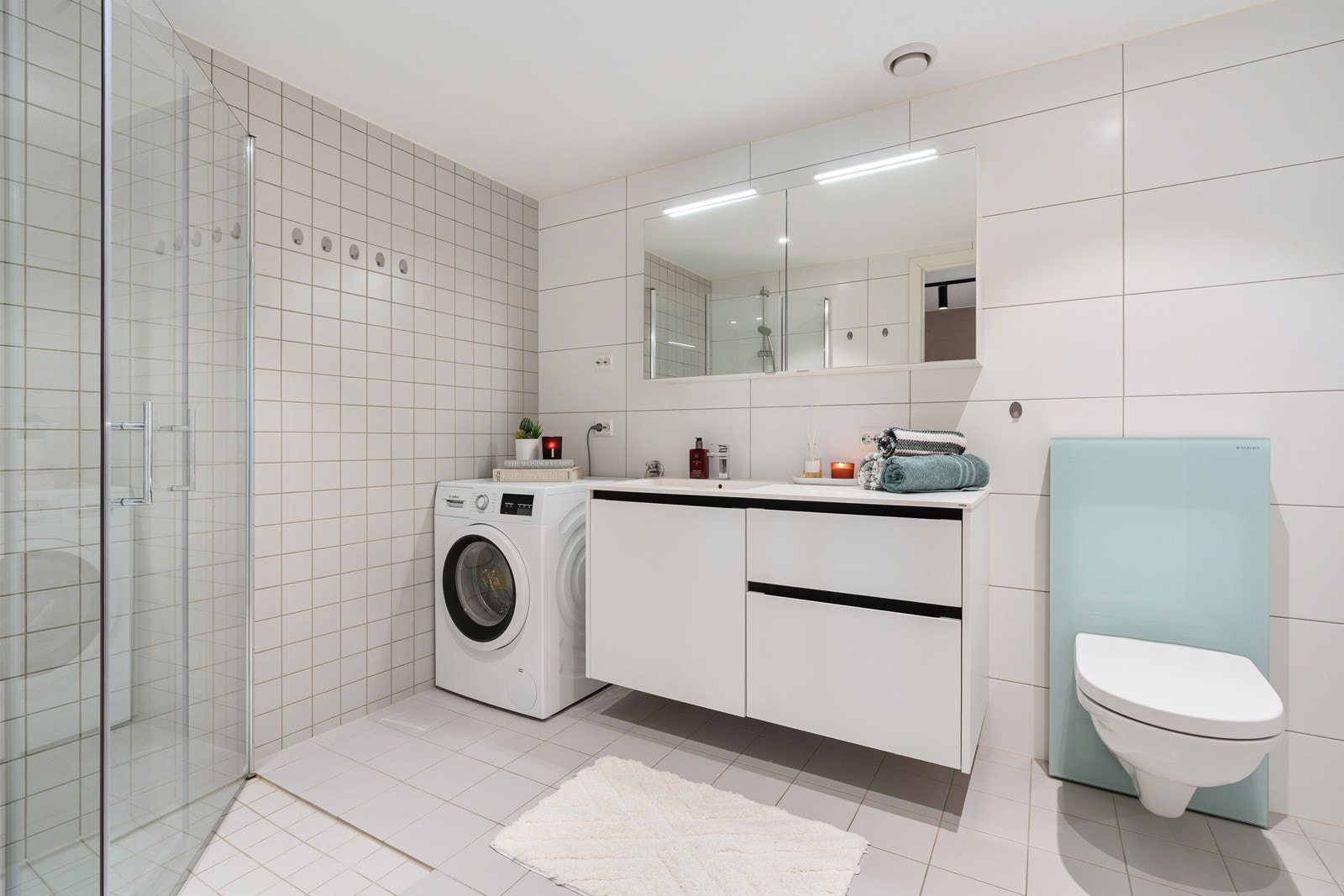 Delikat, flislagt baderom som er romslig utformet med god plass til alle dagligdagse gjøremål