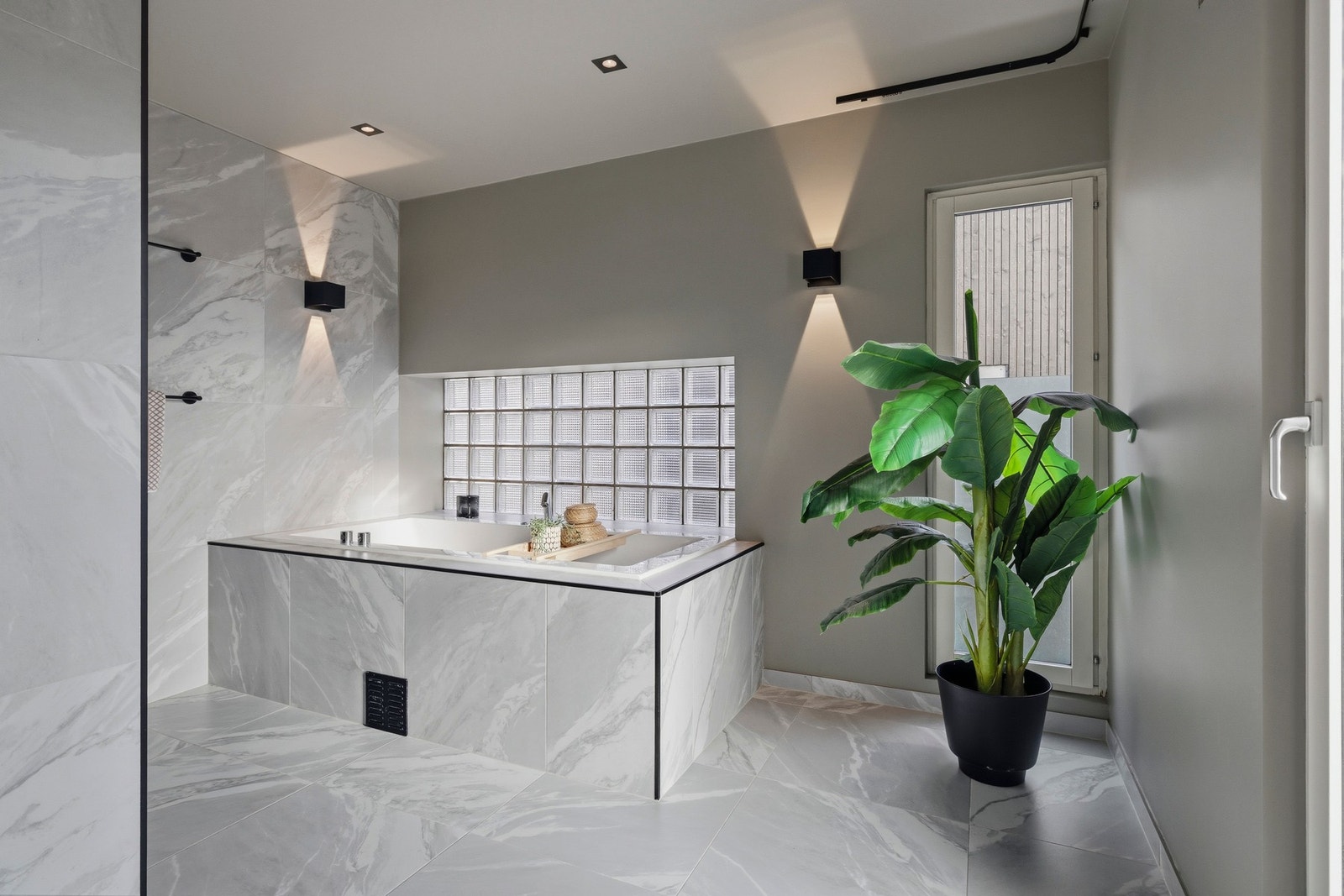 Badet er videre innredet med innebygd badekar, dusjnisje med både regnfallsdusj og hånddusj, samt vegghengt toalett med innebygd sisterne. Galleribilde