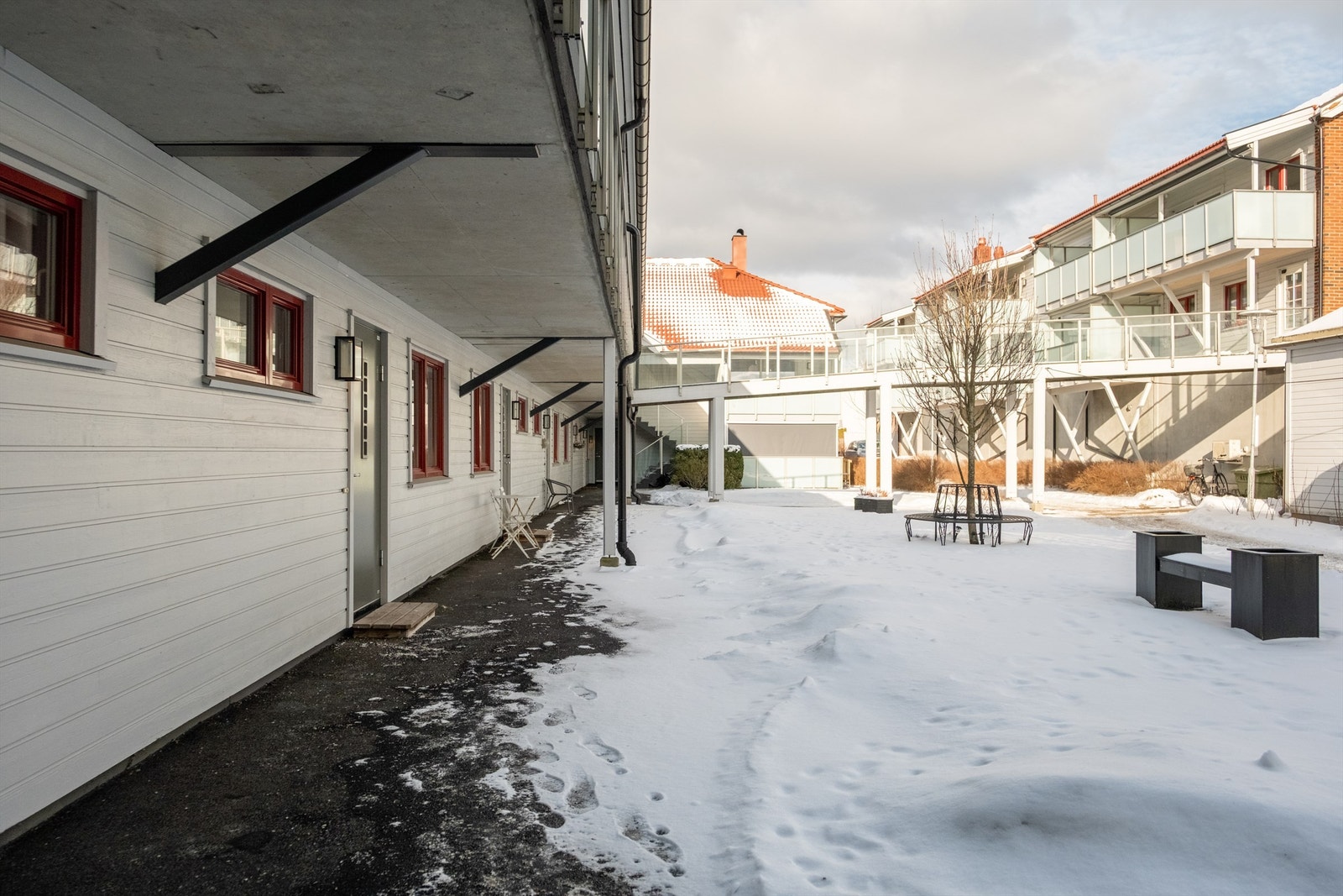 Leilighetens plassering i første etasje innebærer enkel adkomst til egen ytterdør. Galleribilde