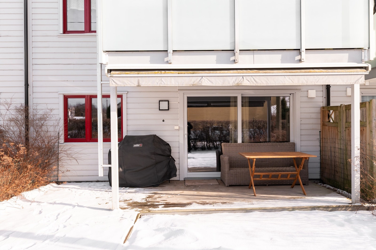 Skjermet og hyggelig uteplass med god plass til sittegruppe og grill. Galleribilde