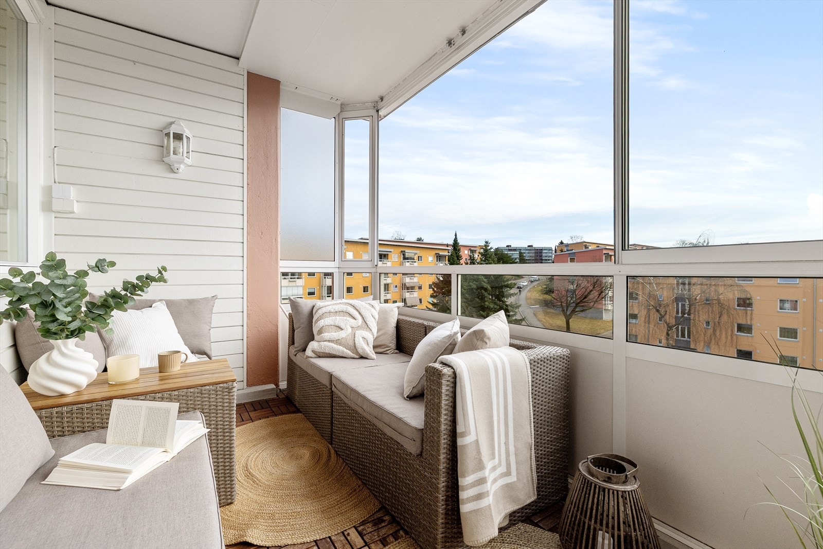 - Lun og solrik innglasset balkong (7 kvm) med plass til både sittegruppe og grønne planter. Balkongen er pent innredet og fungerer som et skjermet sted for kaffe, bok eller kveldshimmel - Galleribilde