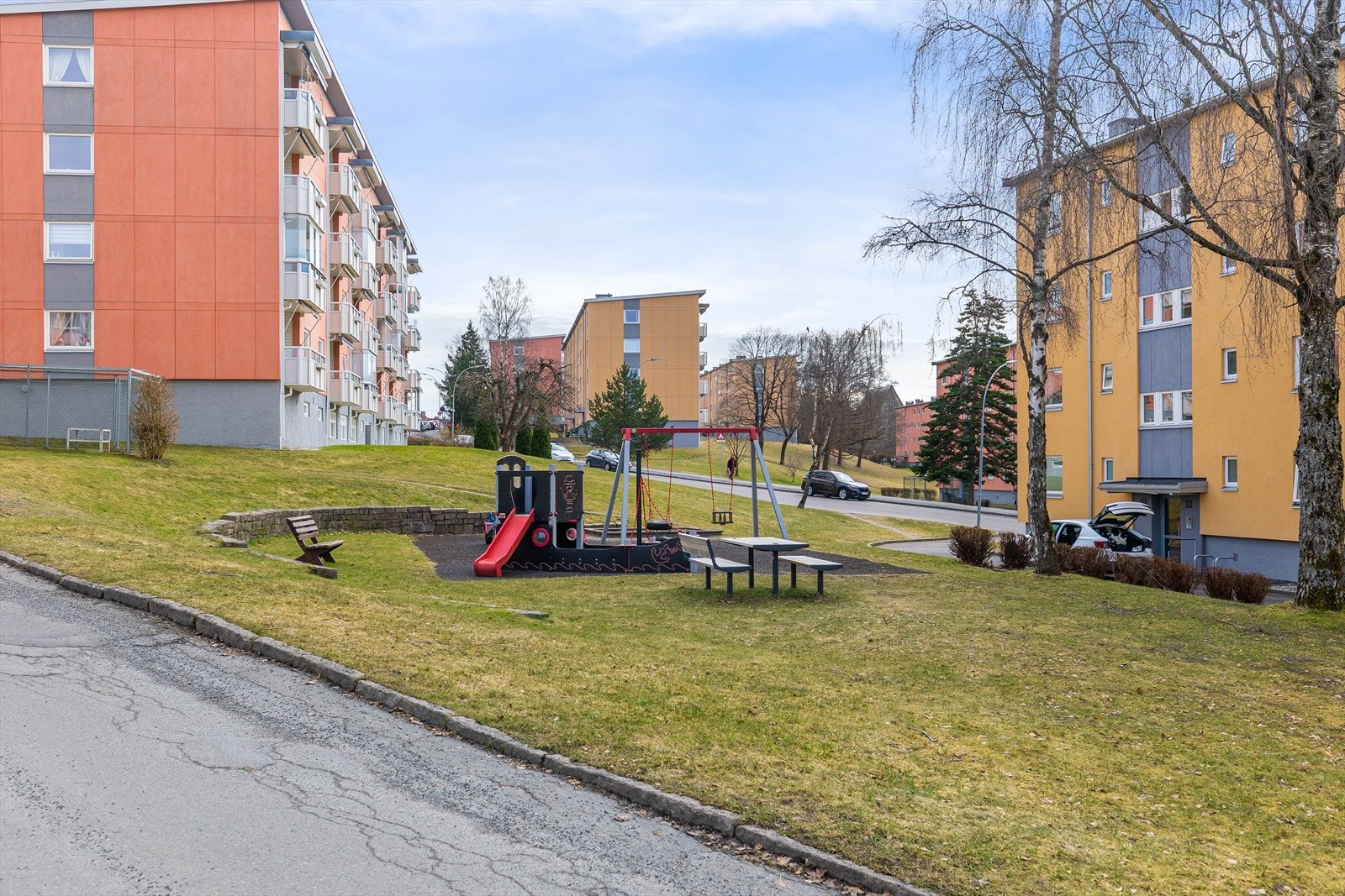 - Fellesområdene er pent opparbeidet og byr på luftige omgivelser mellom blokkene. Velholdt bebyggelse og rolige forhold gir et godt førsteinntrykk av området - Galleribilde