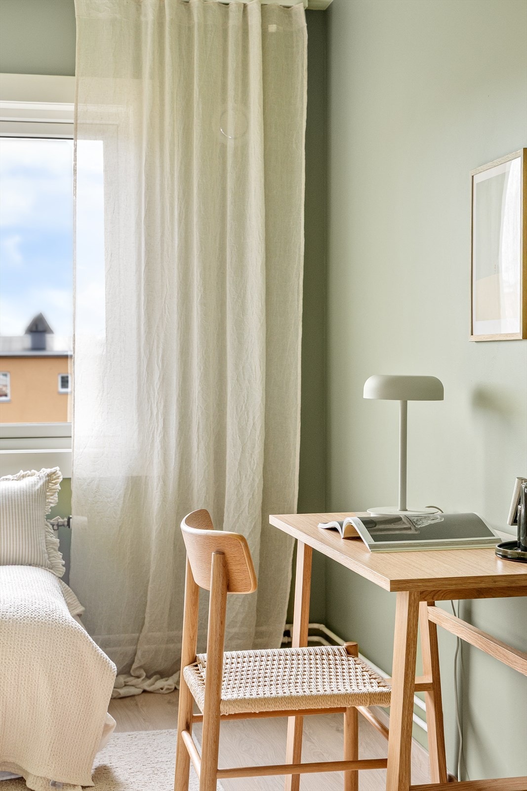 - Et hyggelig rom med plass til både seng og skrivebord - Galleribilde