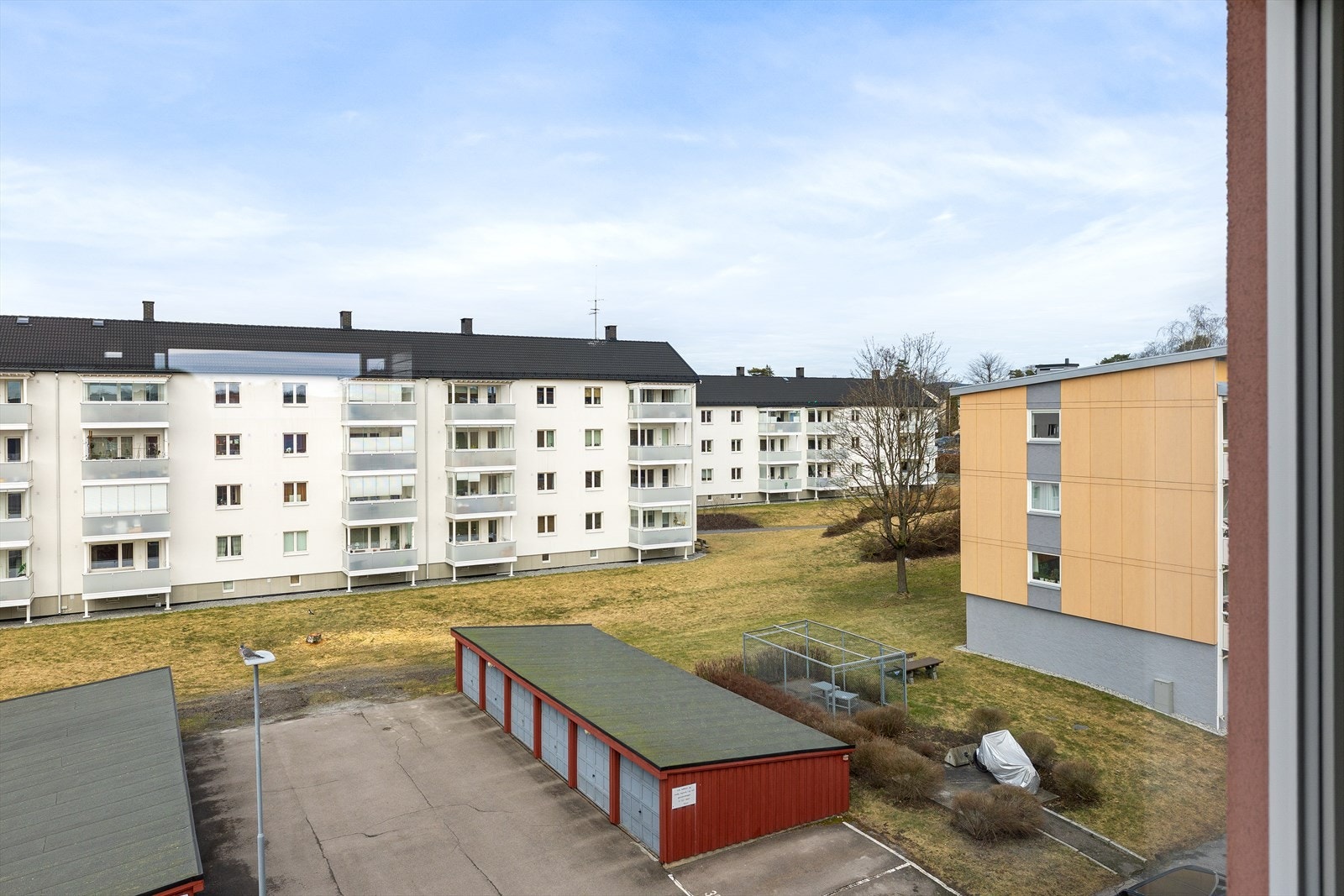 - Utsyn til grønne fellesarealer skaper en åpen og trivelig ramme rundt boligen - Galleribilde
