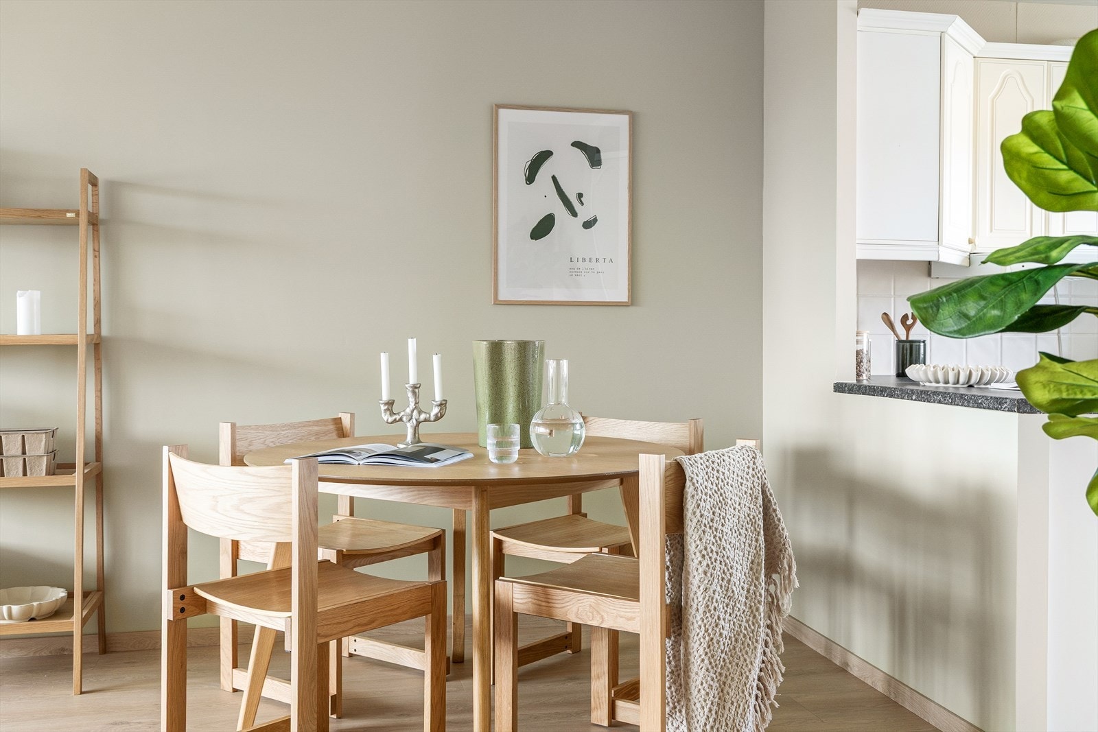 - Et hyggelig hjørne for måltider, hjemmekontor eller en rolig morgenkaffe - Galleribilde