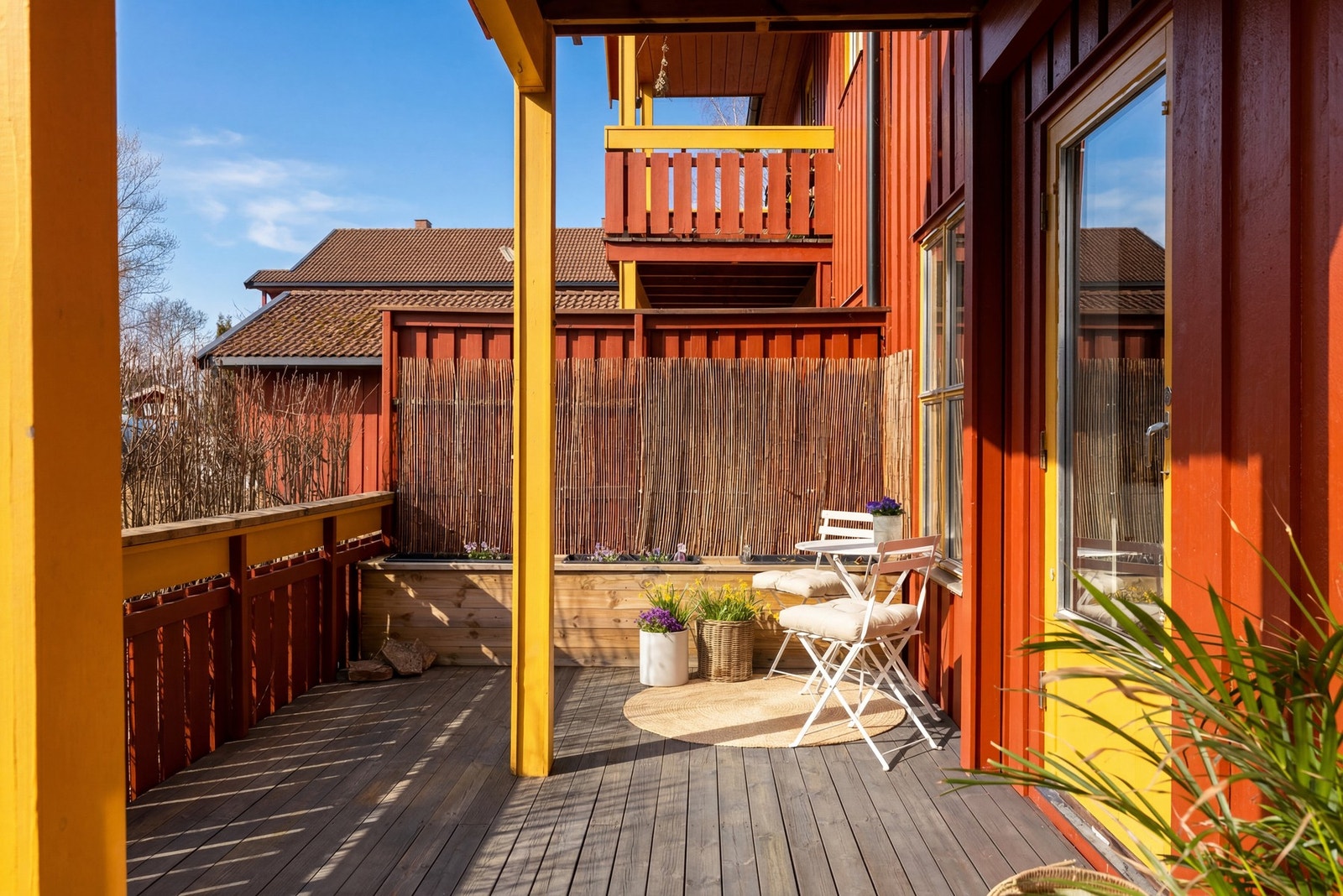 Skjermet og solrik uteplass med hyggelig sitteområde og gode solforhold. Galleribilde