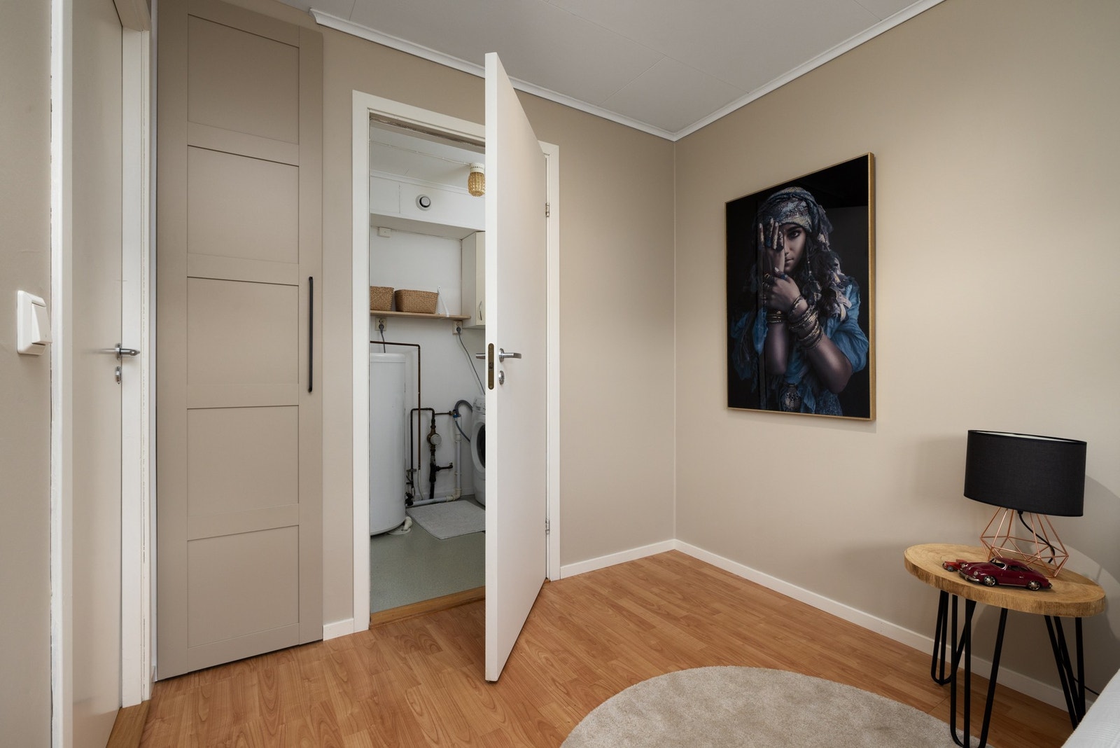 Soverom med garderobeløsning og praktisk tilknytning til bod/vaskerom. Galleribilde
