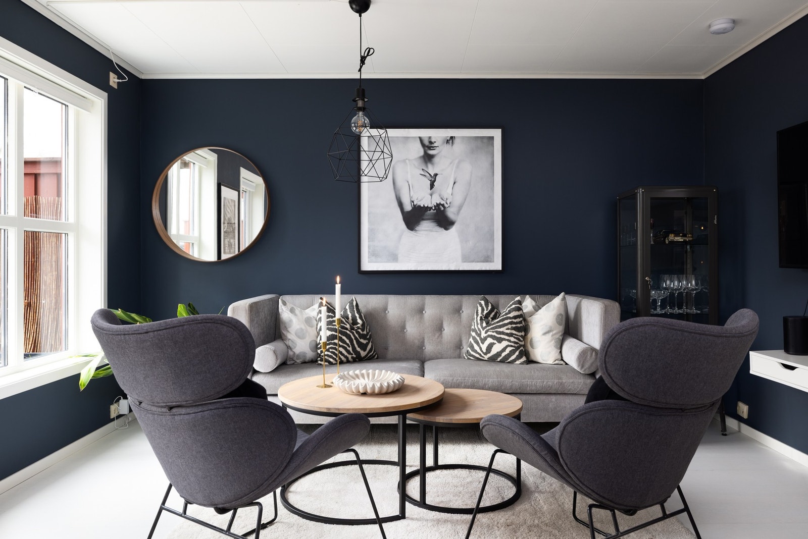 Elegant stue med moderne fargevalg, gode sitteplasser og store vindusflater som gir rikelig med lys. Galleribilde