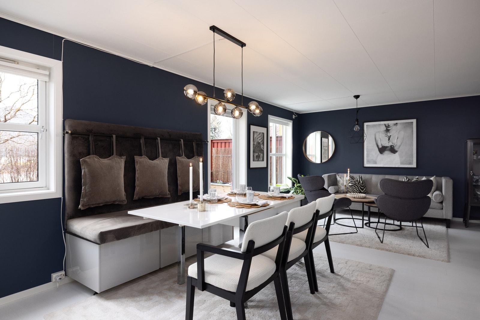 Innbydende spiseplass med sittebenk, store vindusflater og åpen løsning mot stue. Galleribilde