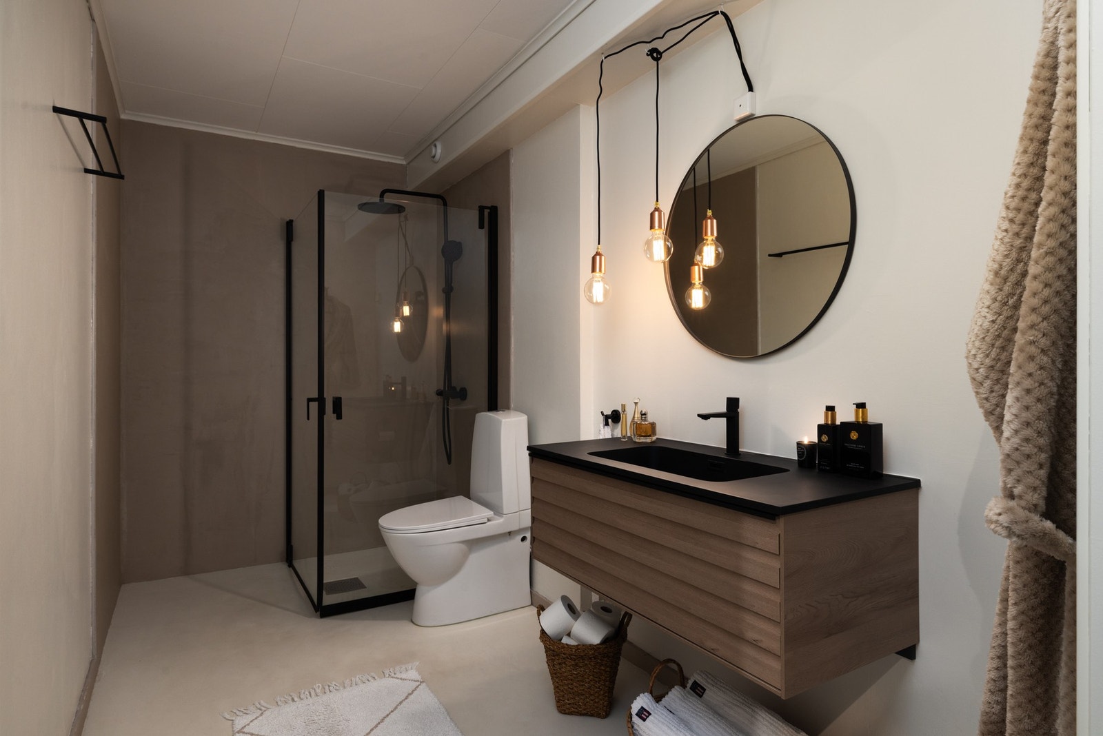 Stilrent bad med dusjløsning, moderne innredning og gjennomført design. Galleribilde
