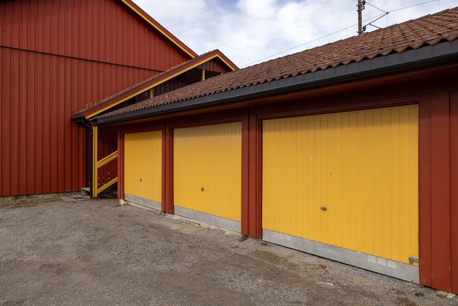 Tilhørende garasje med god lagringsplass og enkel adkomst. Galleribilde