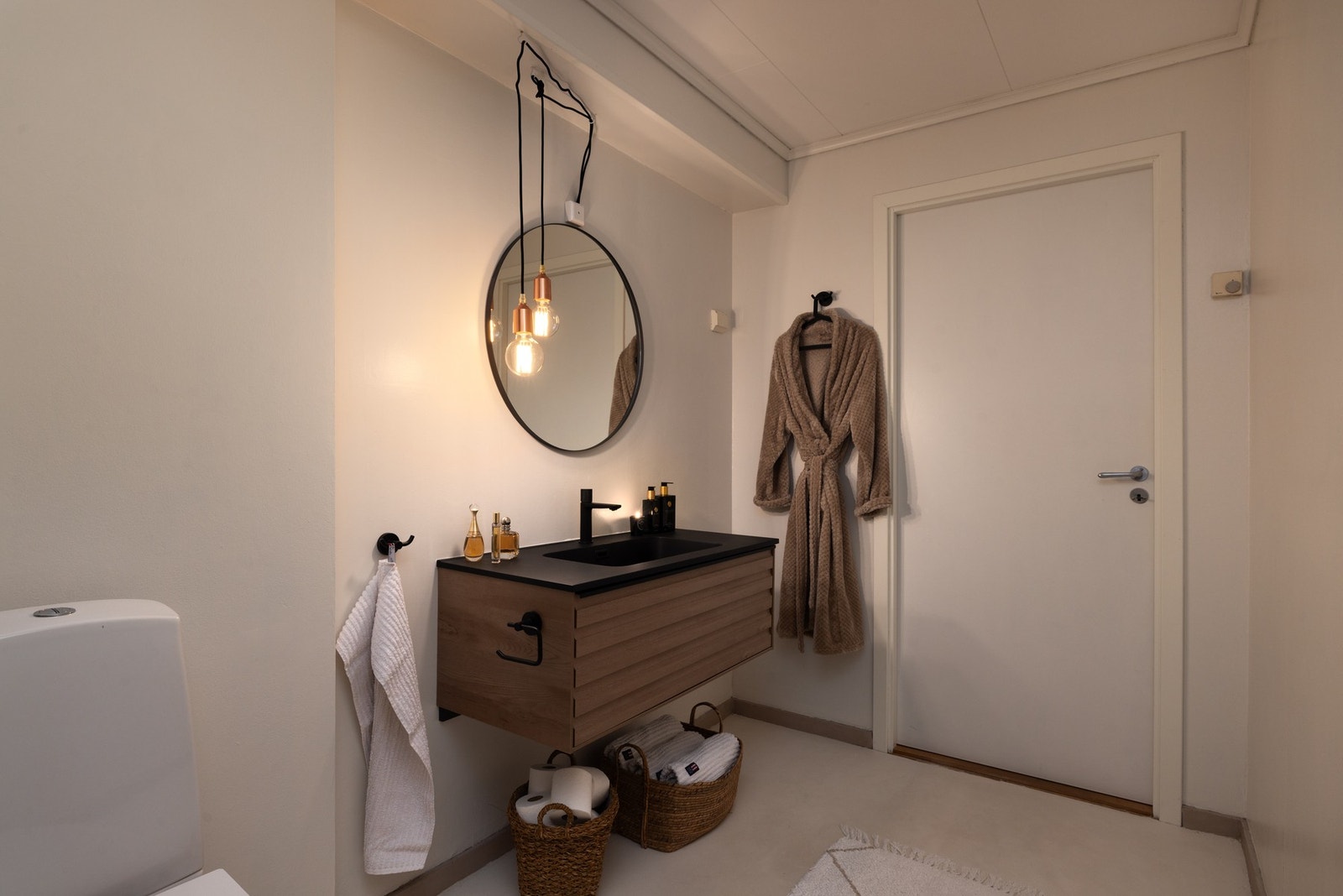 Delikat bad med moderne innredning, stilrene detaljer og behagelig belysning. Galleribilde