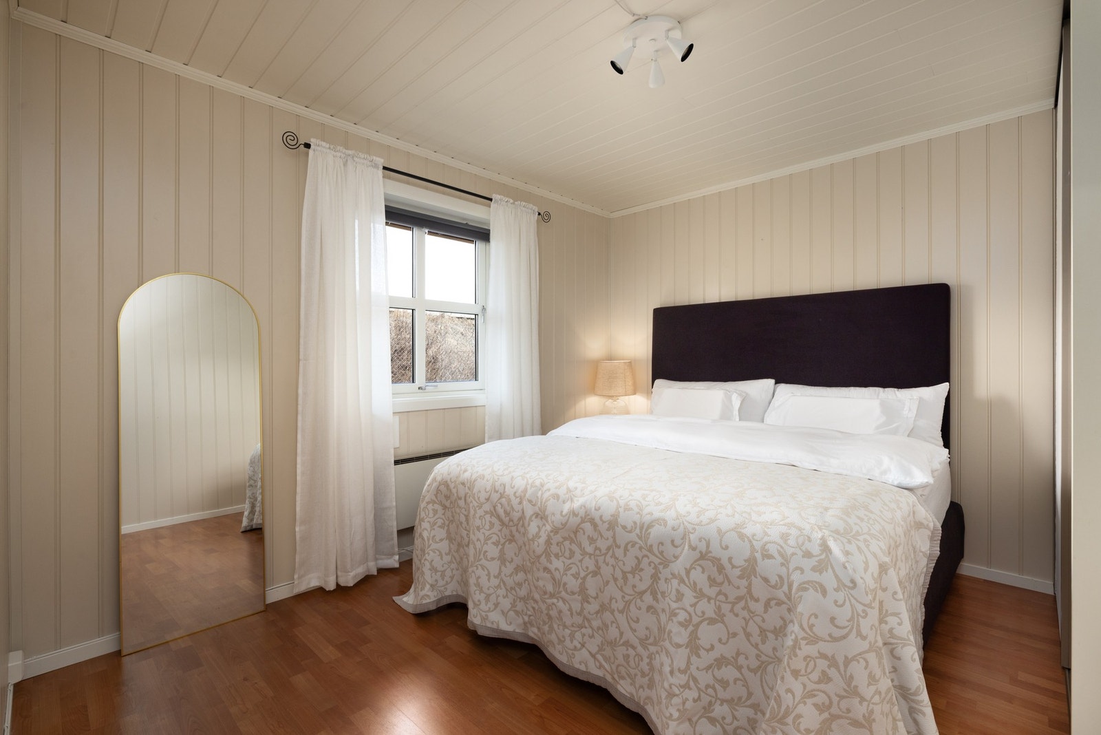 Lunt og innbydende soverom med gode møbleringsmuligheter og naturlig lysinnslipp. Galleribilde