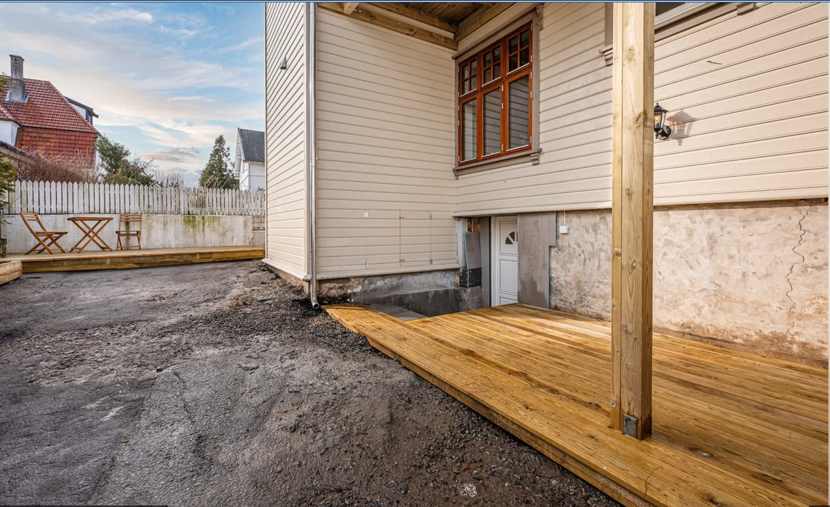 Kjellerinngang med egen terrasse Galleribilde