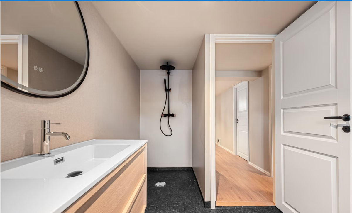 Badet har en praktisk dusjnisje Galleribilde